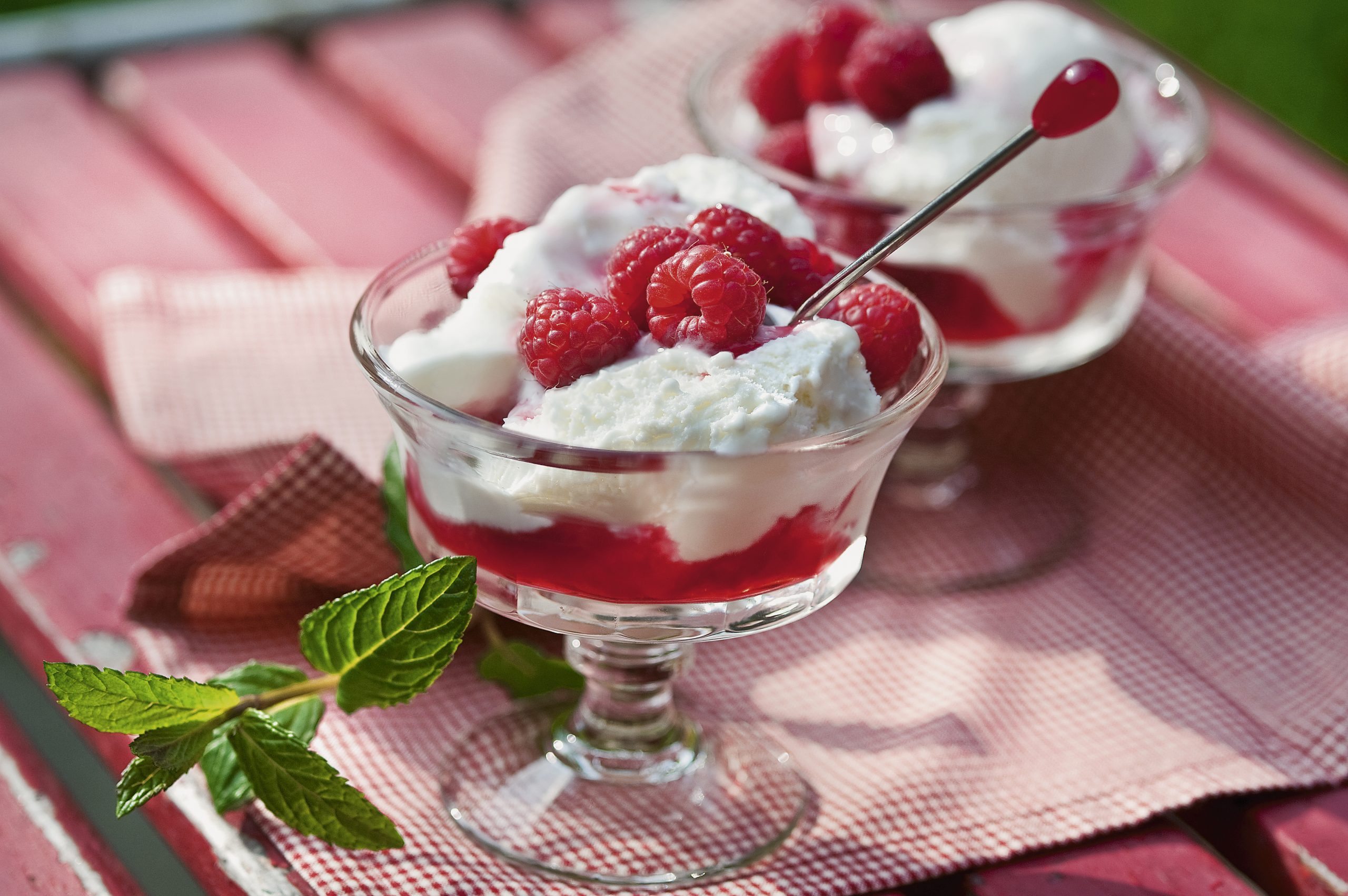 Glace au lait acidulé et sirop de framboises