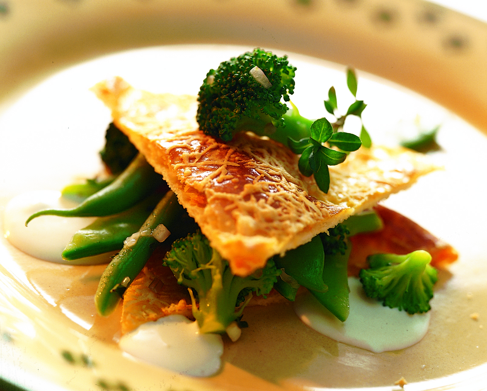 Sbrinz-Feuilleté mit grünem Gemüse und Schabziger-Sauce