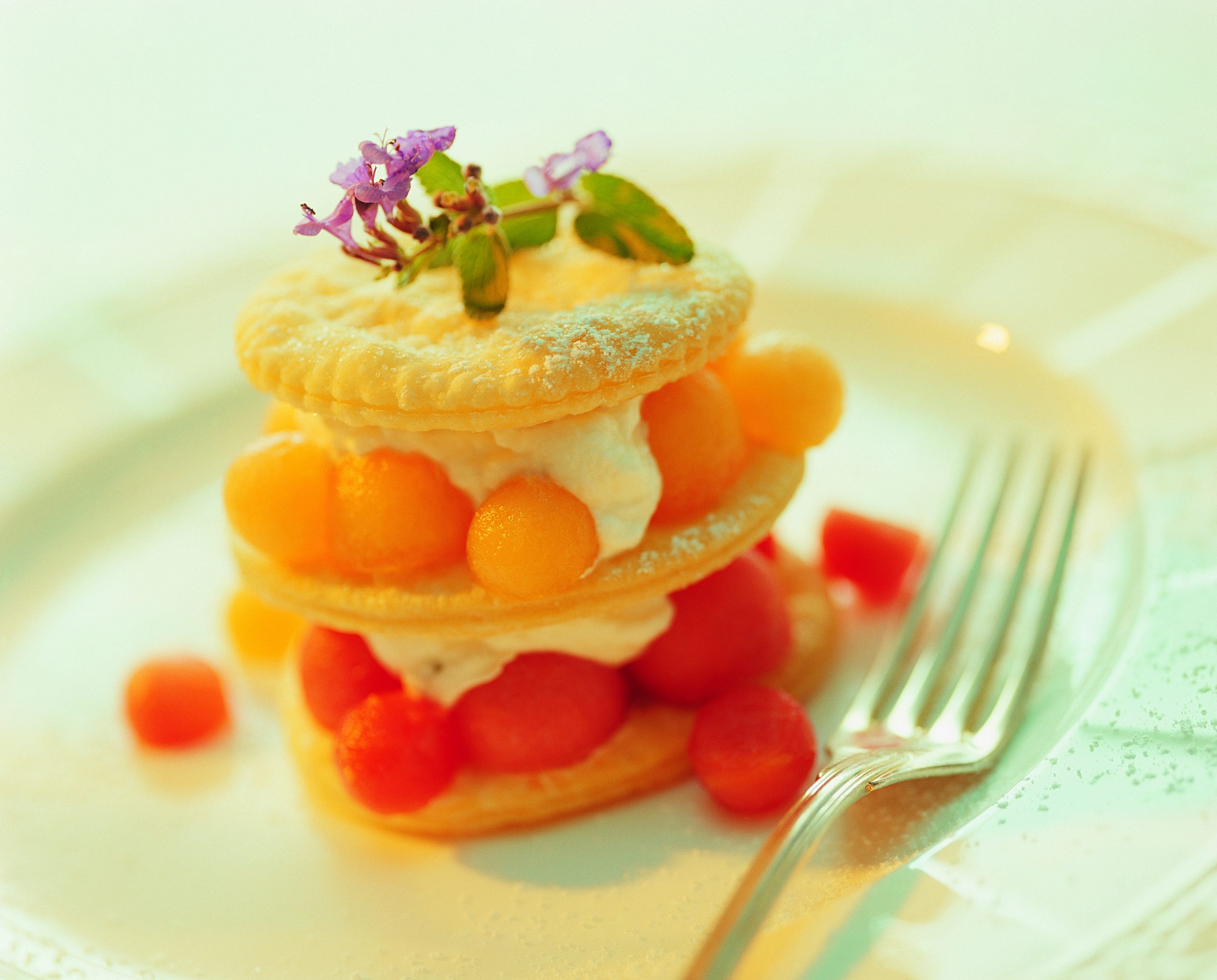 Schichttörtchen mit Minzrahm und Melone
