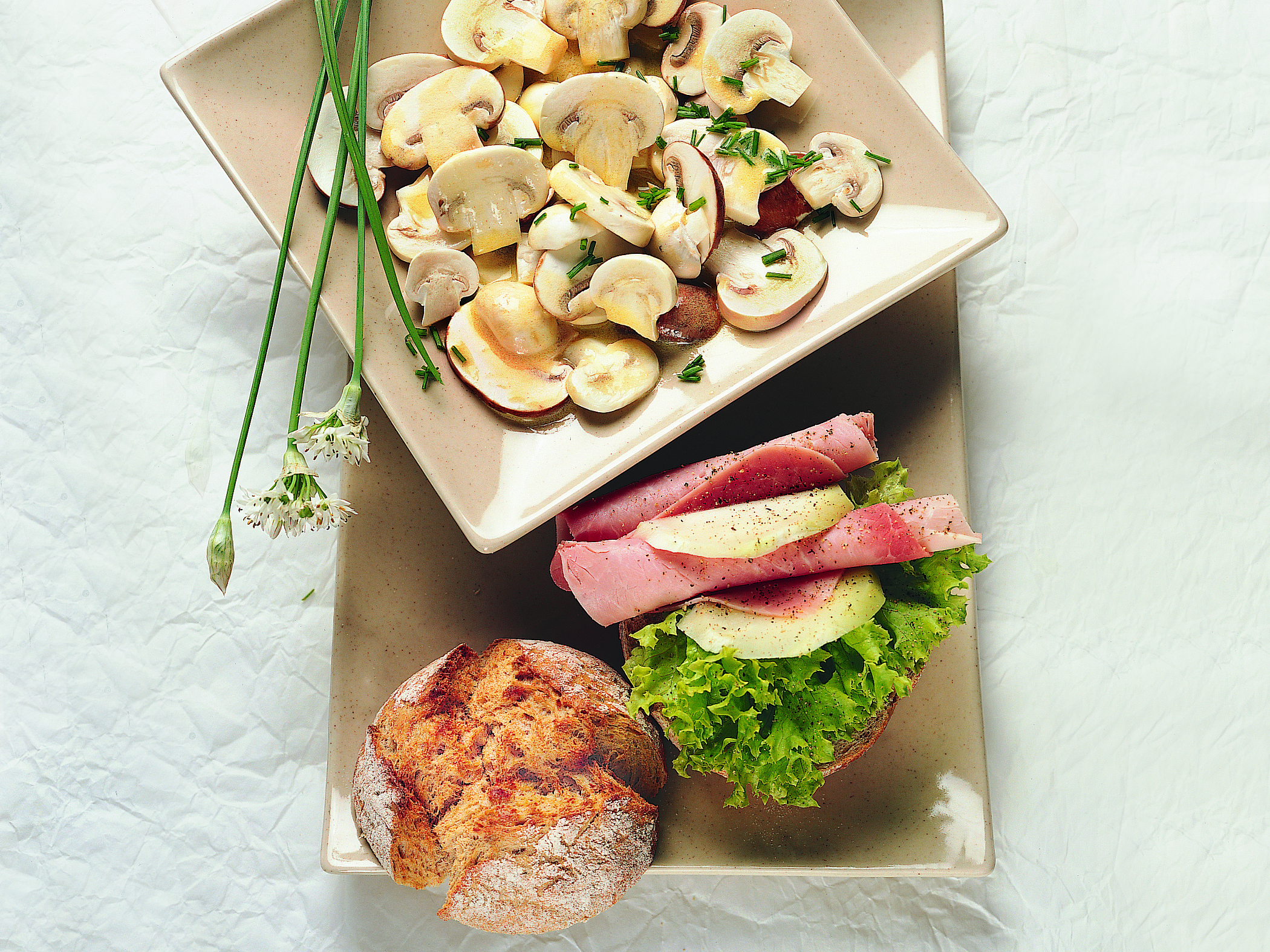 Sandwich au jambon et colrave et sa salade de champignons