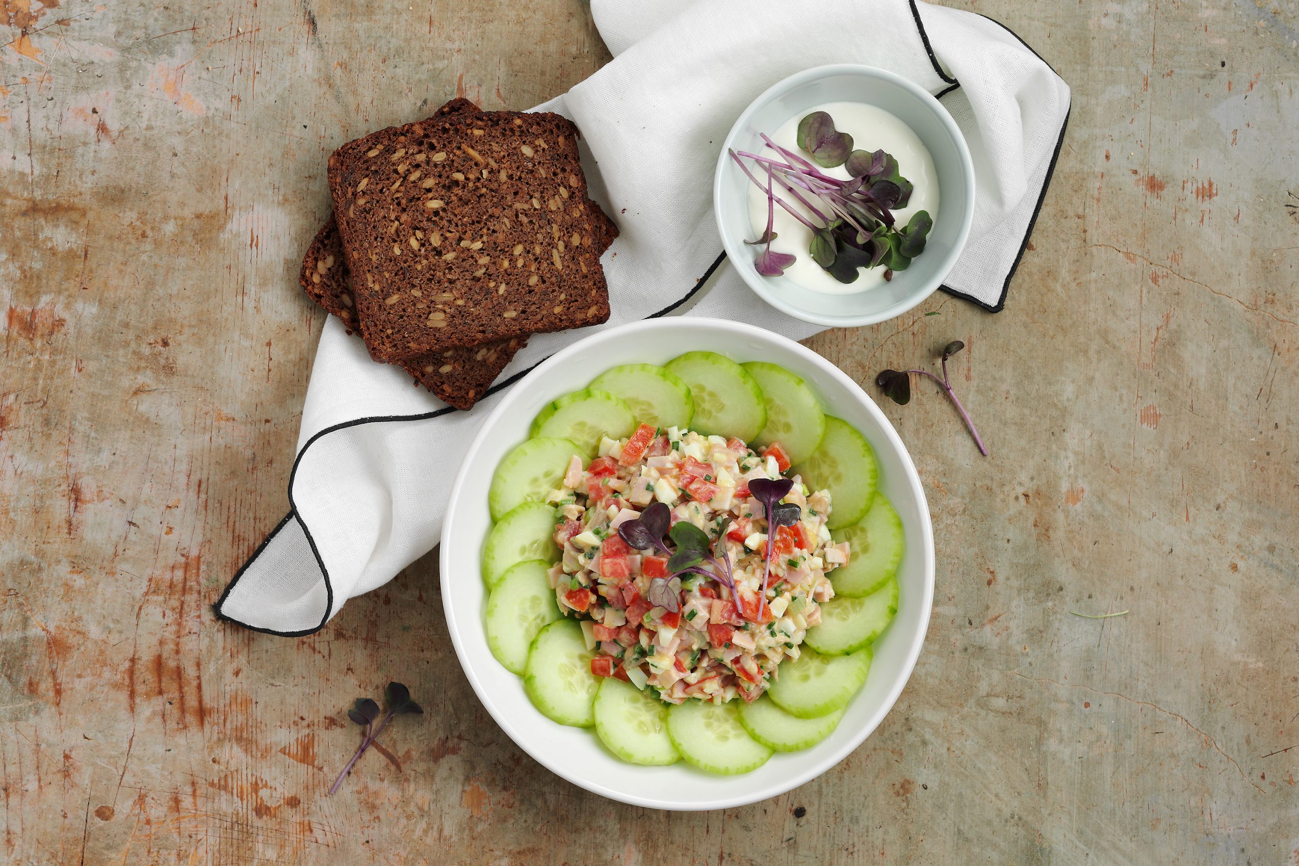 Schinkensalat auf Gurke und Quarkbrot (Low Carb)