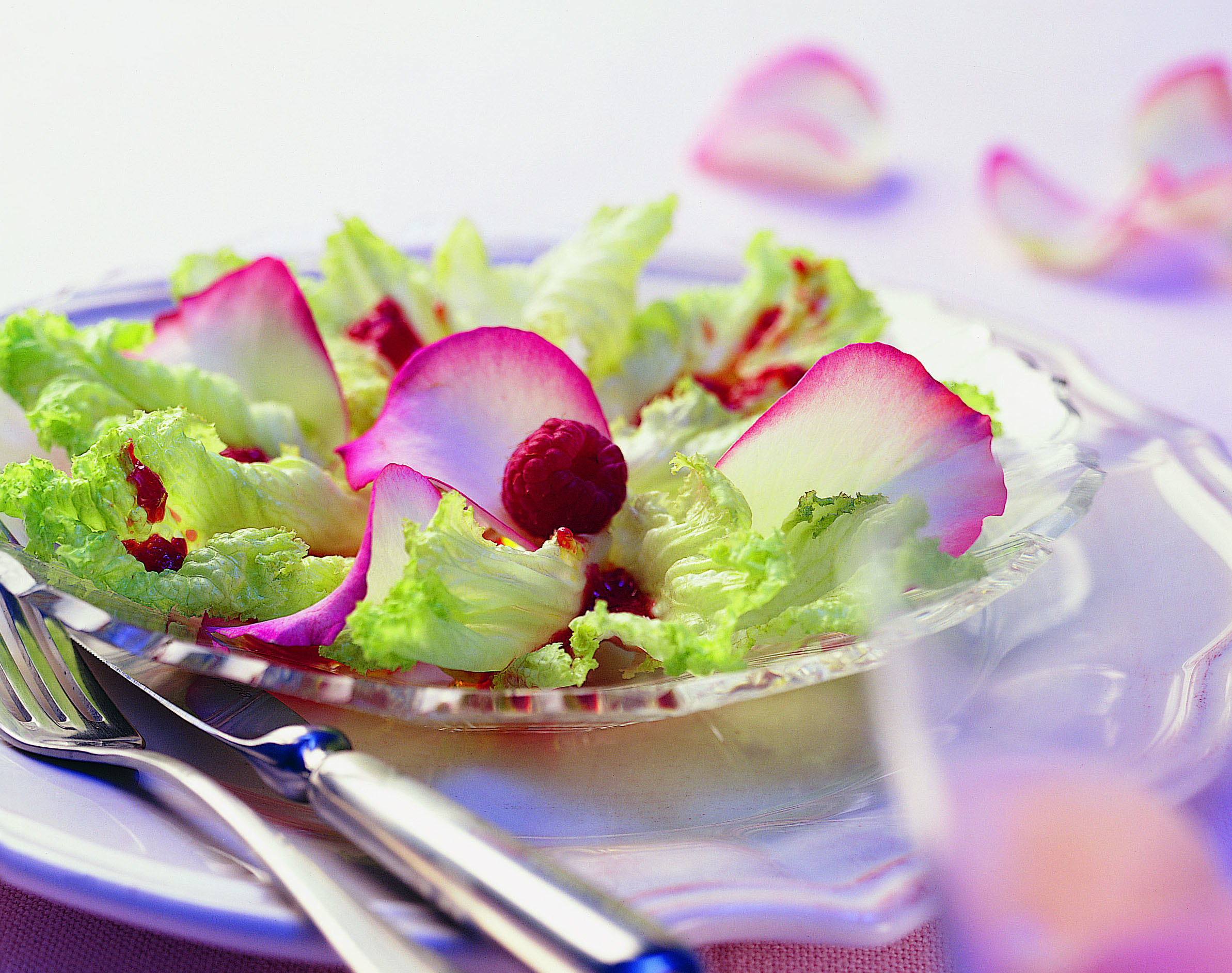Salade à la rose sauce framboise