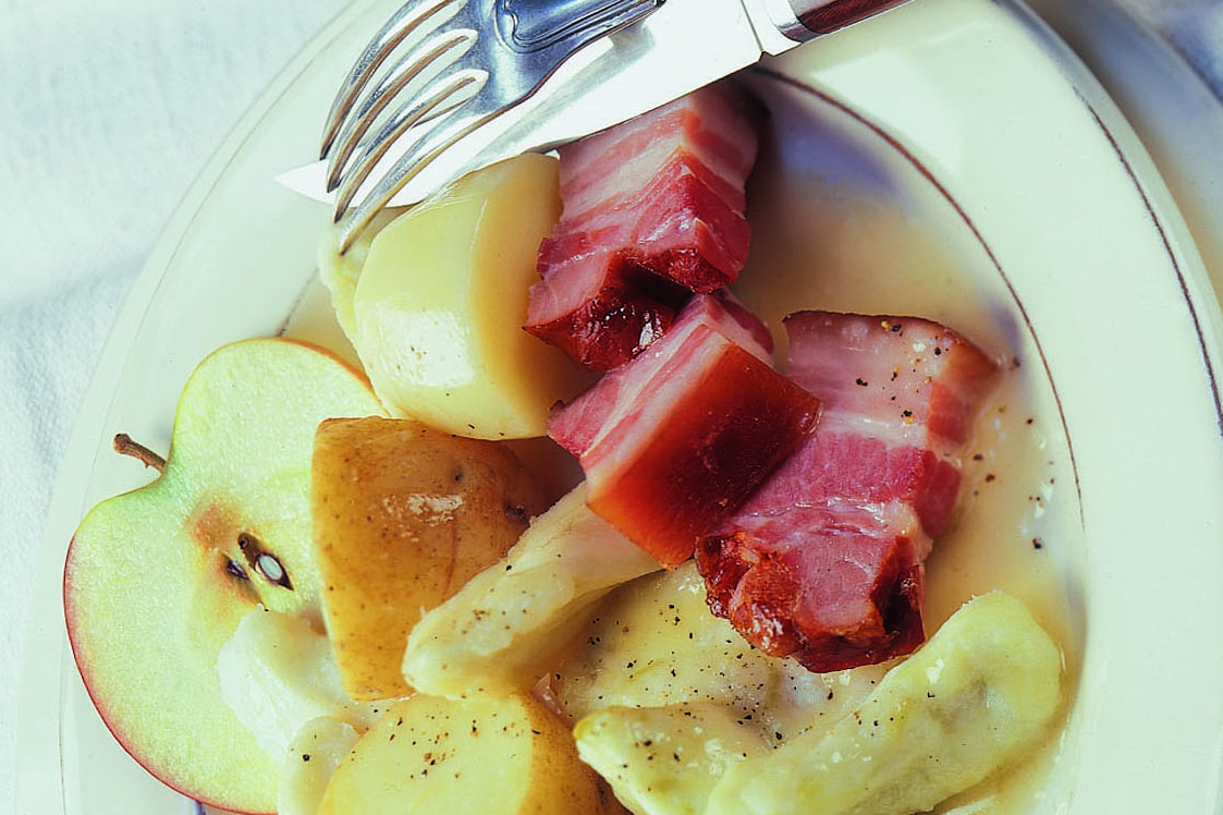 Potée de pommes de terre, lard et pommes séchées