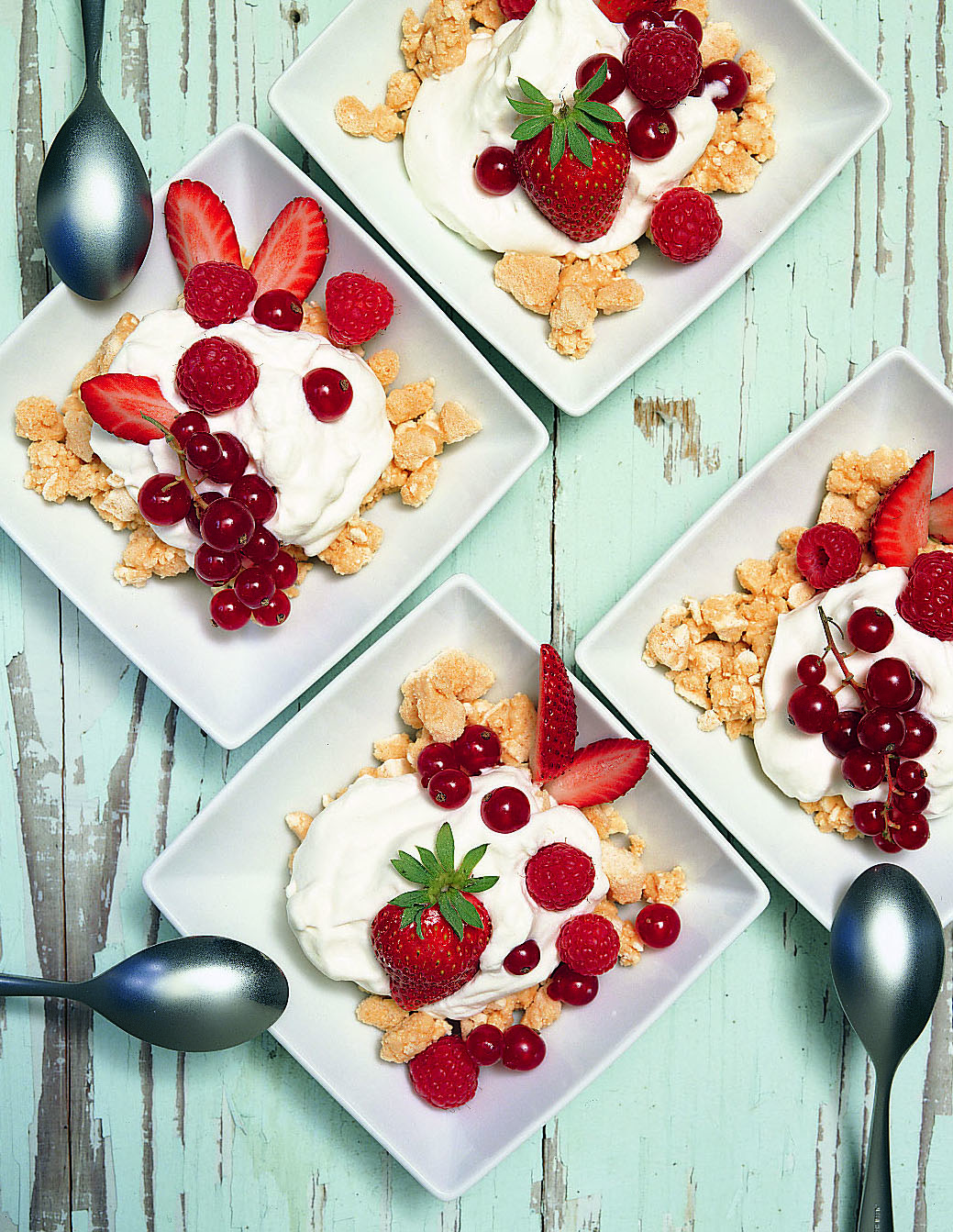 Schokolade-Meringues mit Beeren