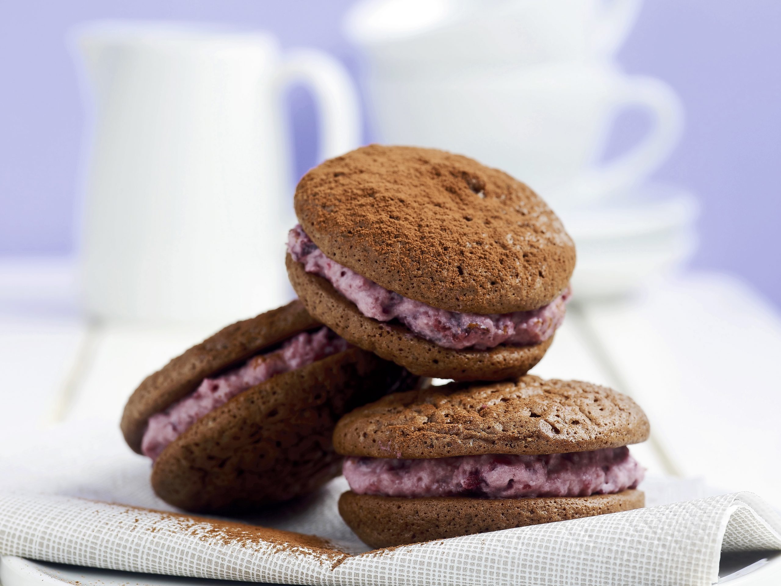Schokolade-Whoopies mit Kirschenfüllung