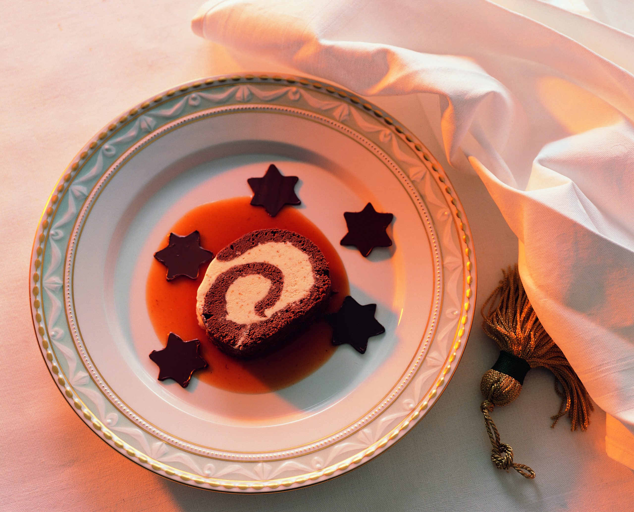 Schokoladen-Biscuit mit Parfaitfüllung an Hagebuttensauce