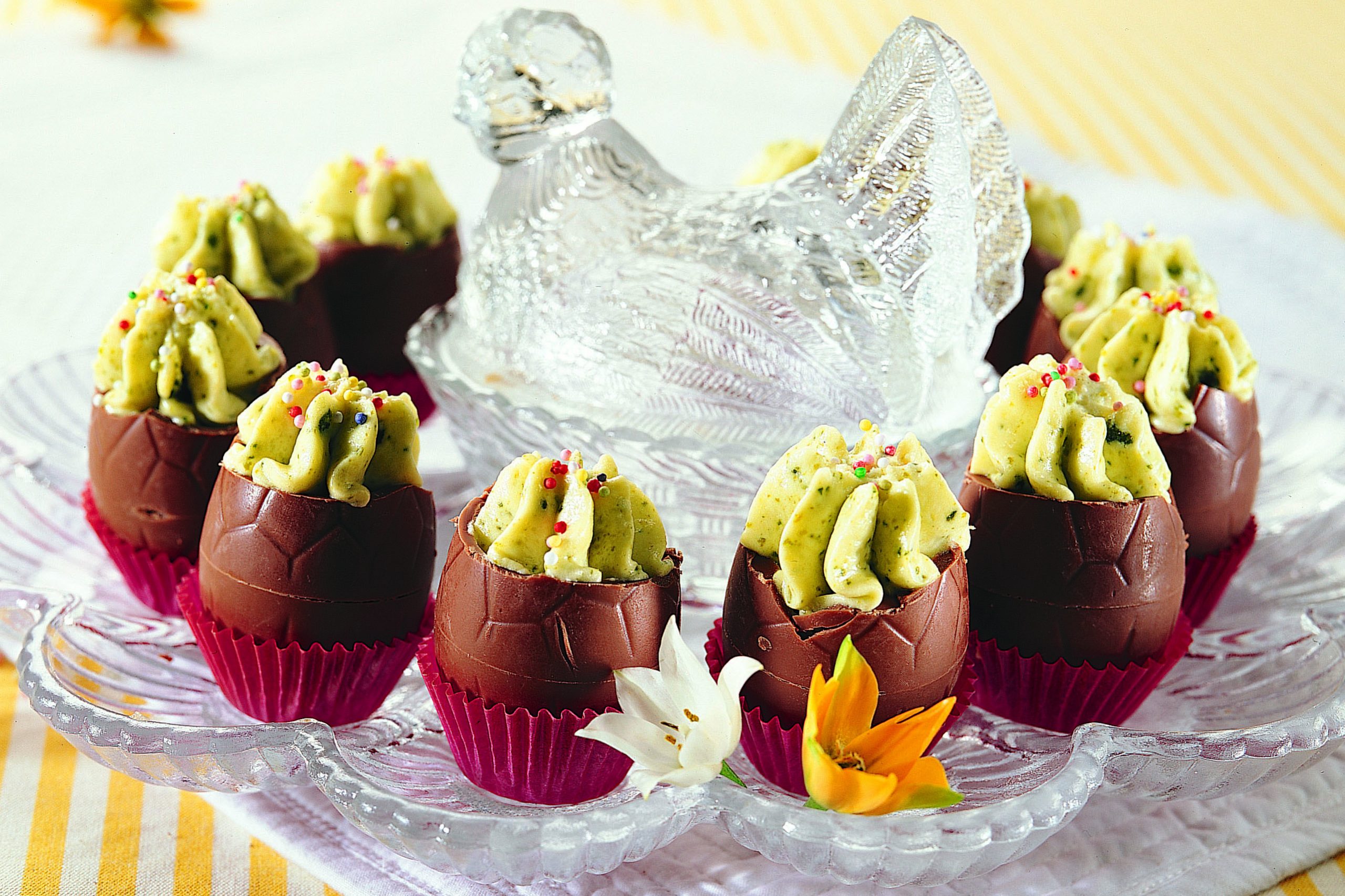 Schokoladen-Eier mit Pistazien-Mousse