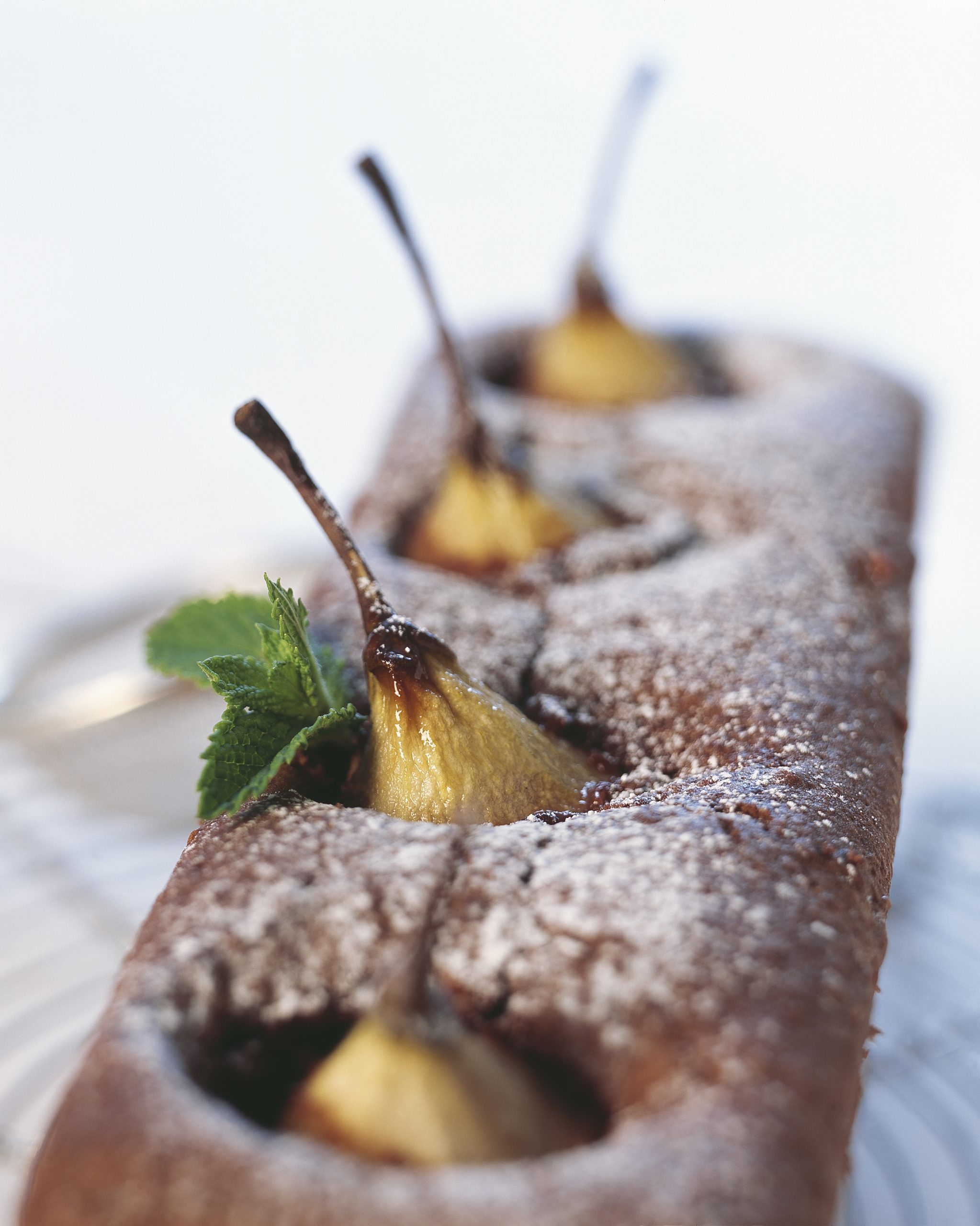 Schokoladencake mit versunkenen Birnen
