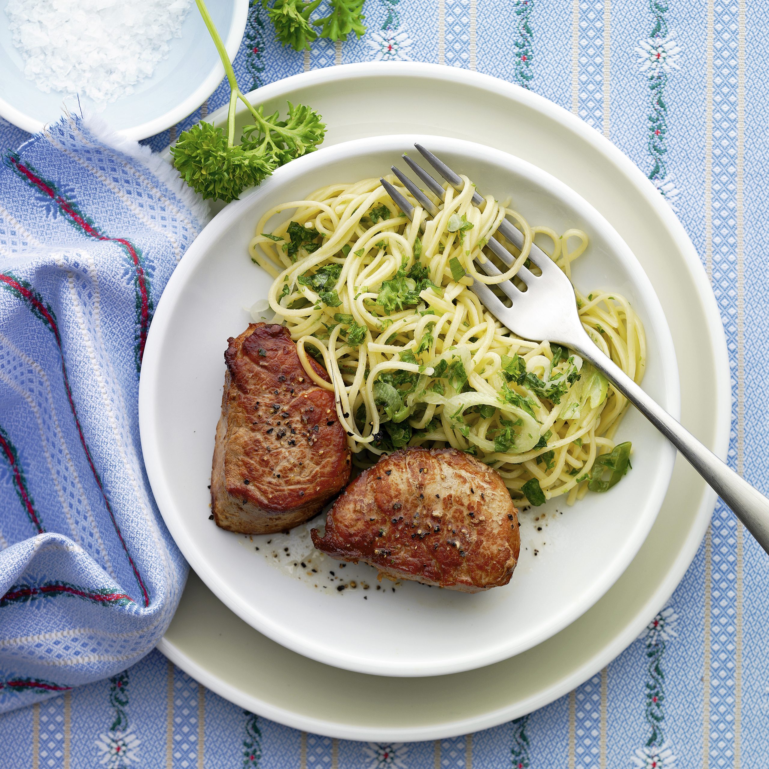 Médaillons de porc et pâtes aux herbes