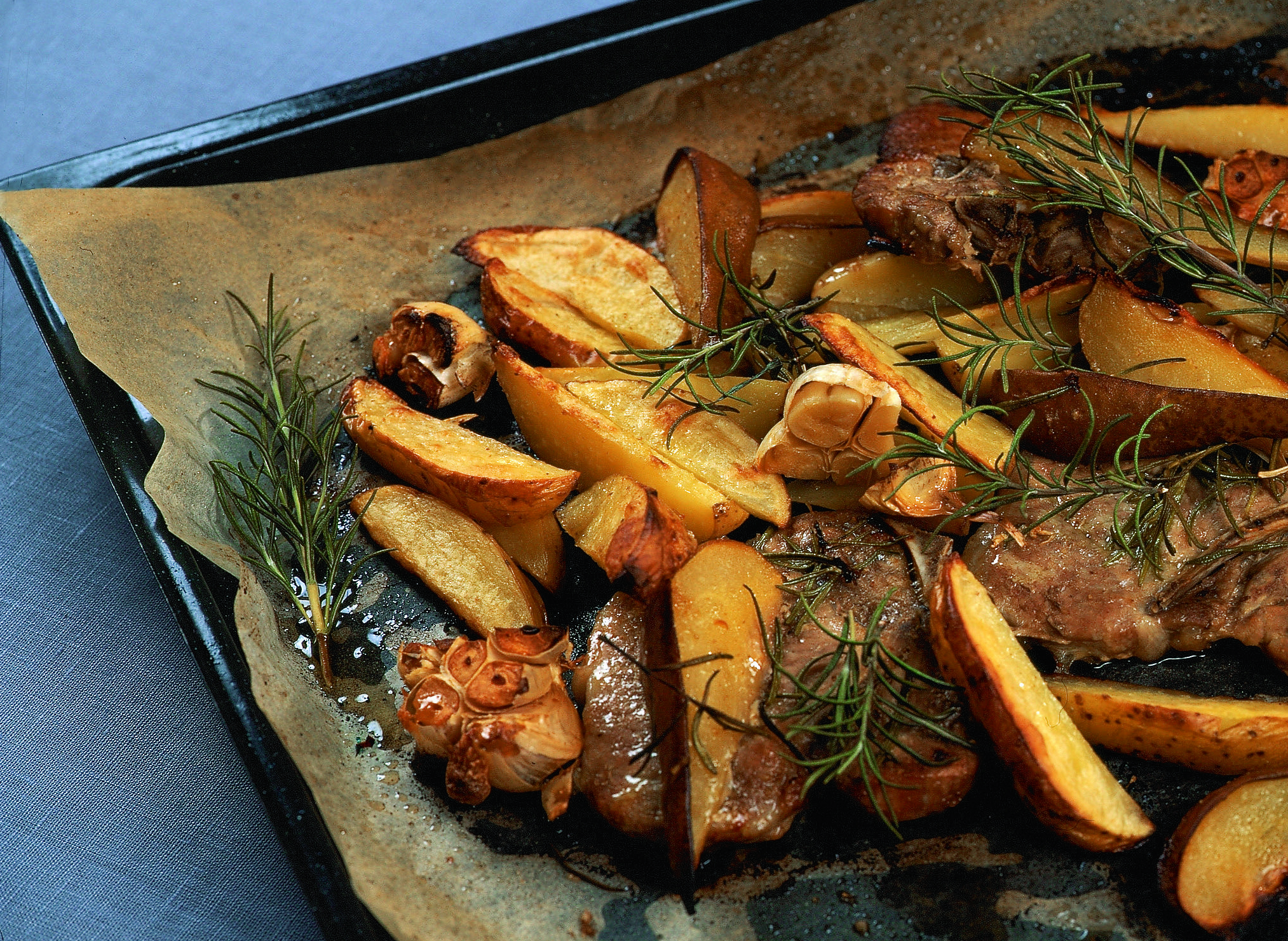Côtelettes de porc avec potatoes et poires au four