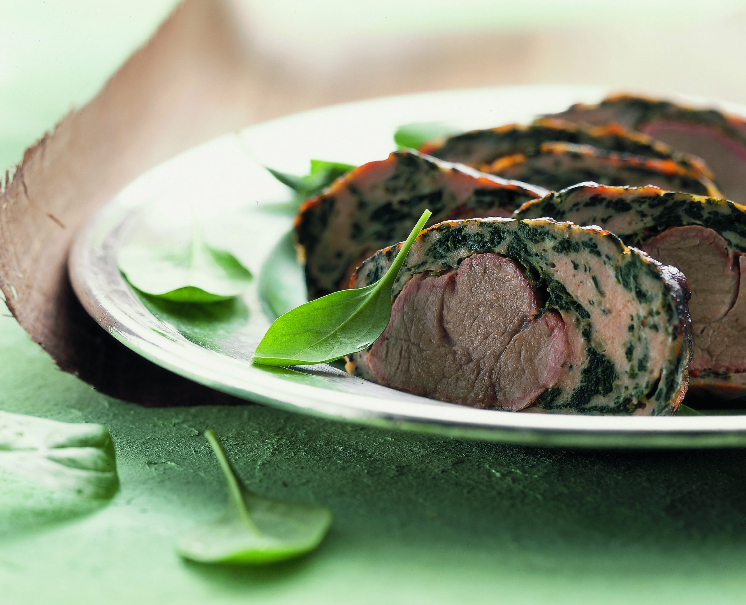 Filet de porc en manteau d'épinards sauce aux morilles