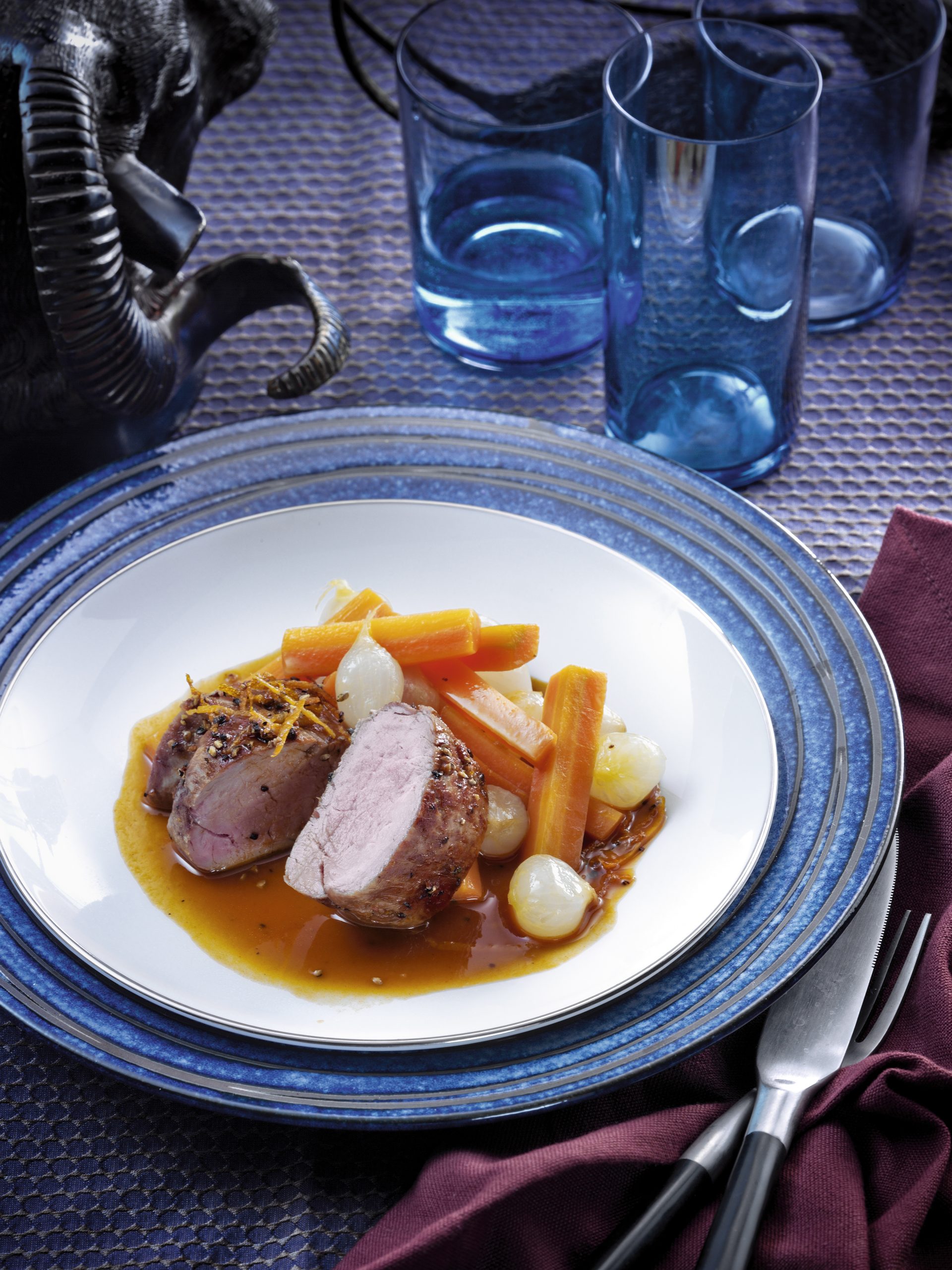 Schweinsfilet in Pfeffer-Orangen-Kruste mit Rüebli-Zwiebel-Gemüse