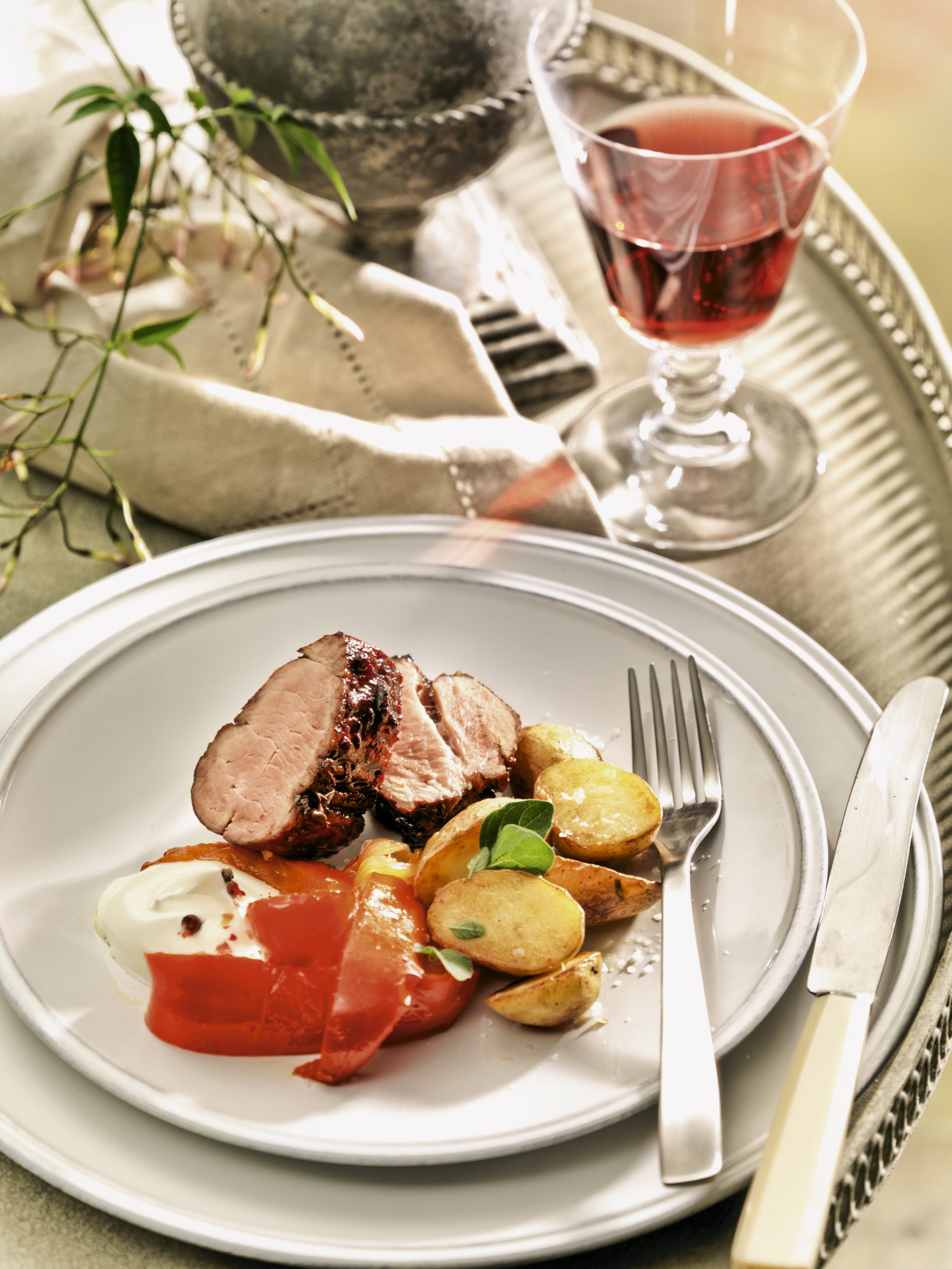 Filet de porc glacé au vin rouge, poivrons et pommes de terre nouvelles