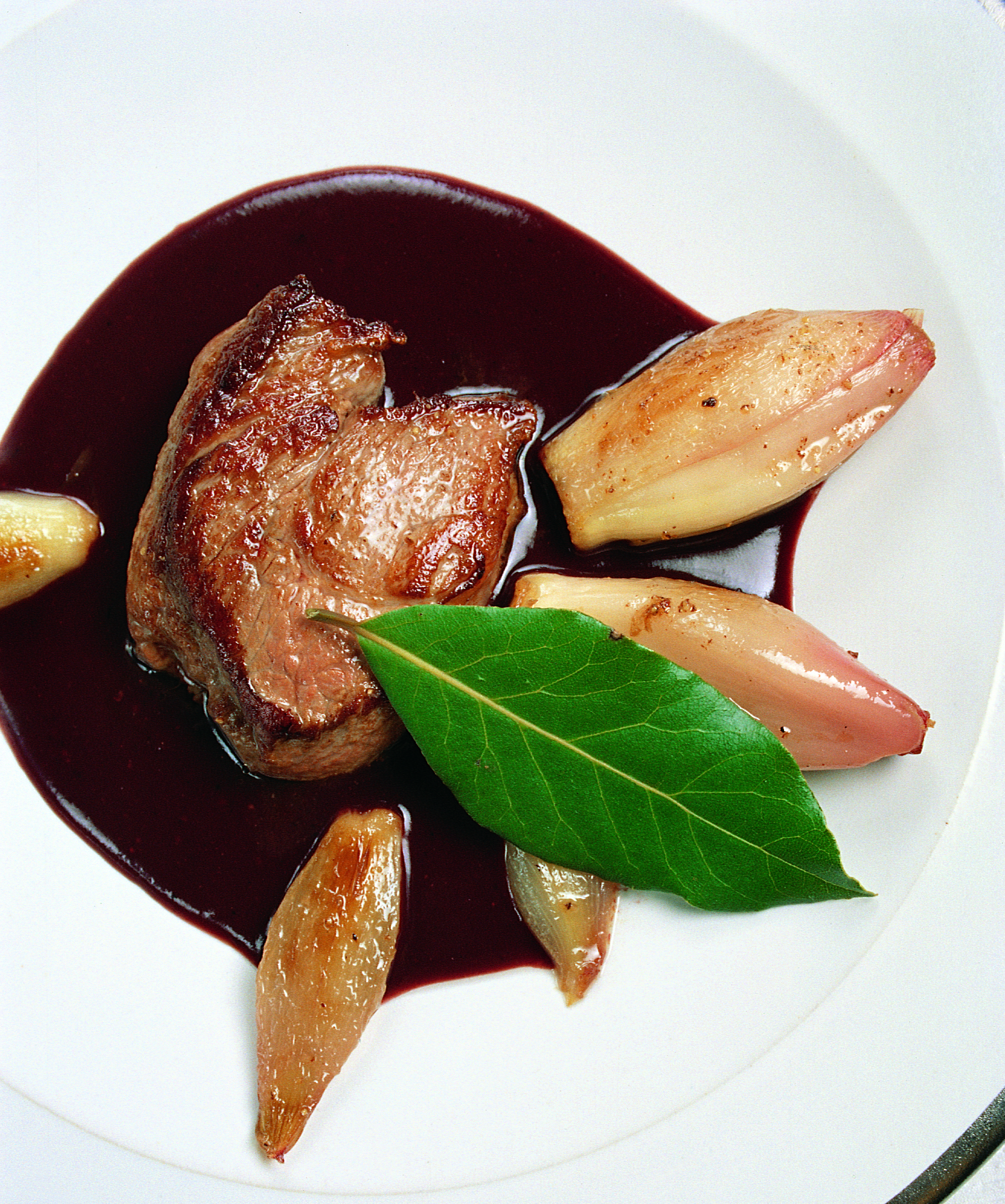 Schweinsfiletmedaillons an Saanensenf-Sauce mit glacierten Schalotten
