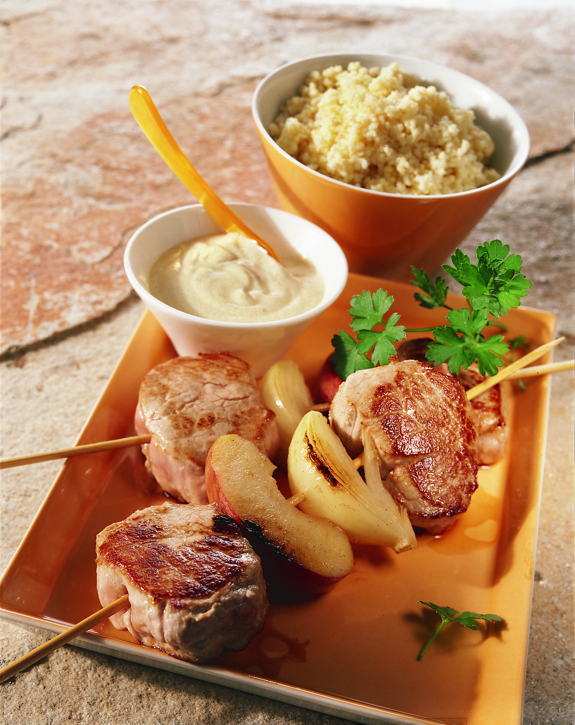 Brochettes de porc aux pommes et aux oignons sauce au Calvados