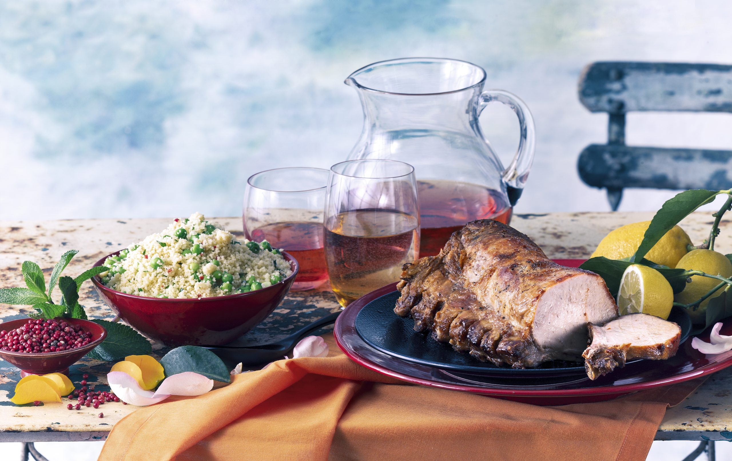 Rôti de côtelettes de porc et salade de couscous aux petits pois