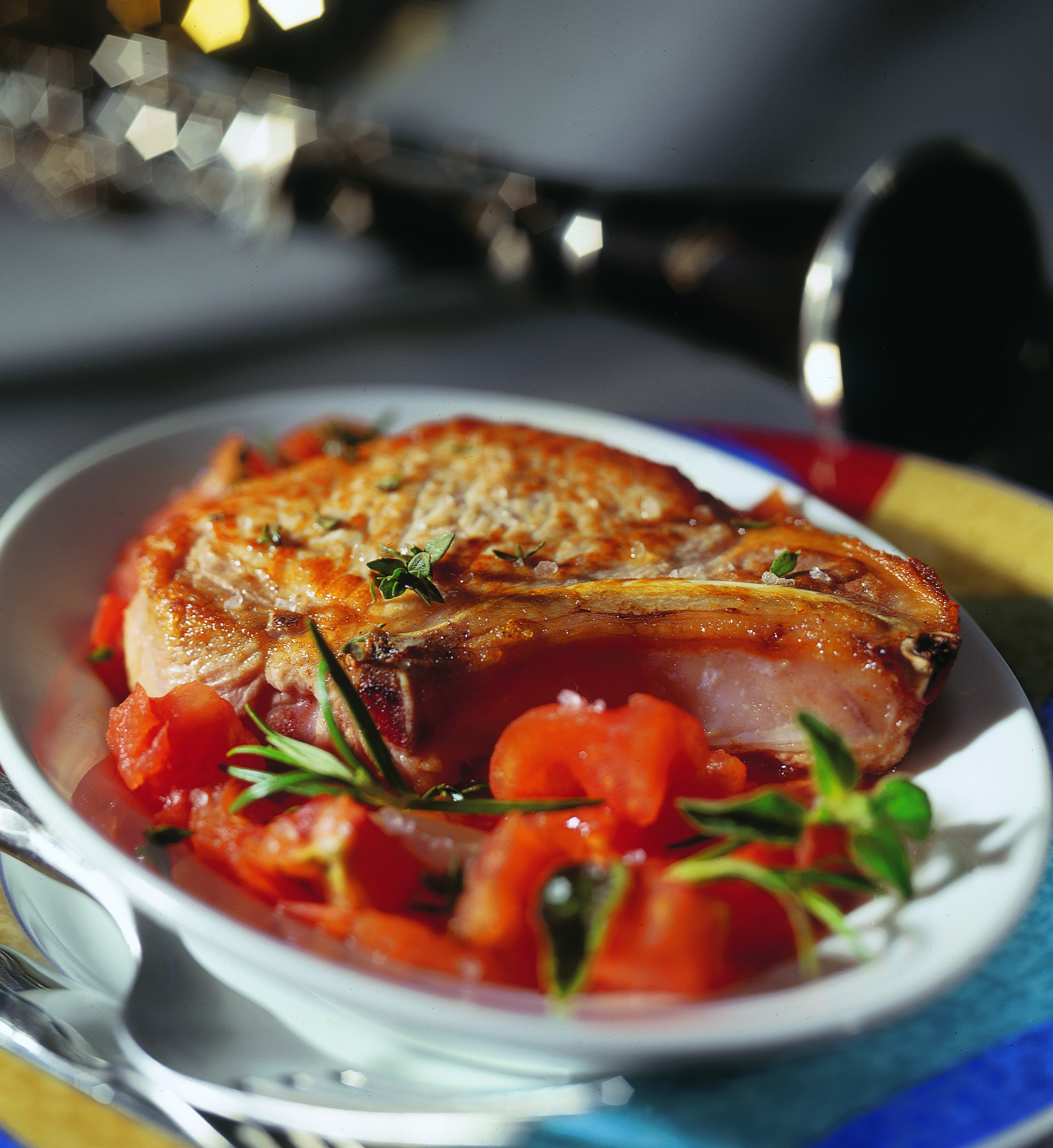 Schweinskotelettes mit Ofentomaten und Kräutern