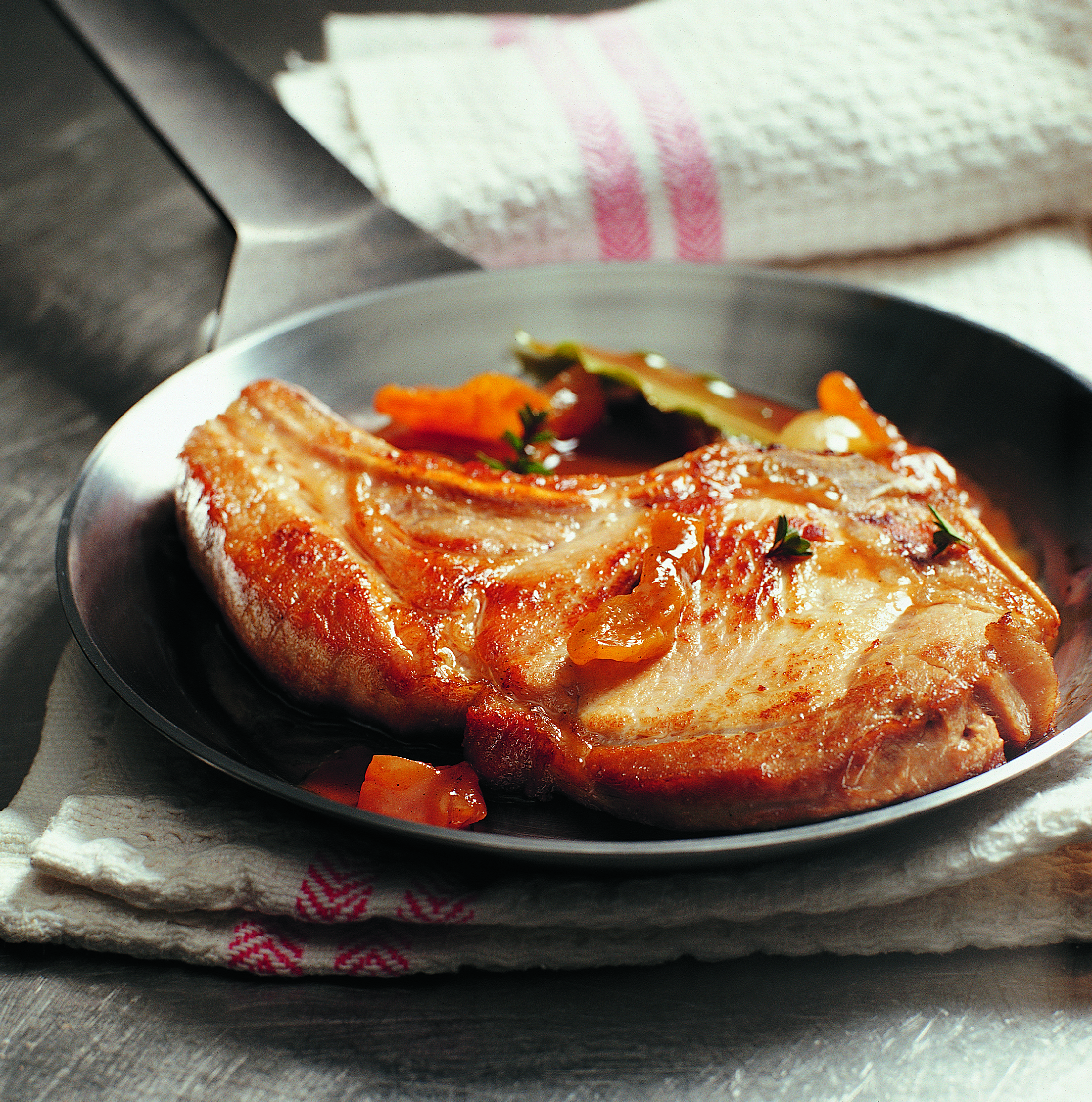 Schweinskoteletts an Aprikosensauce