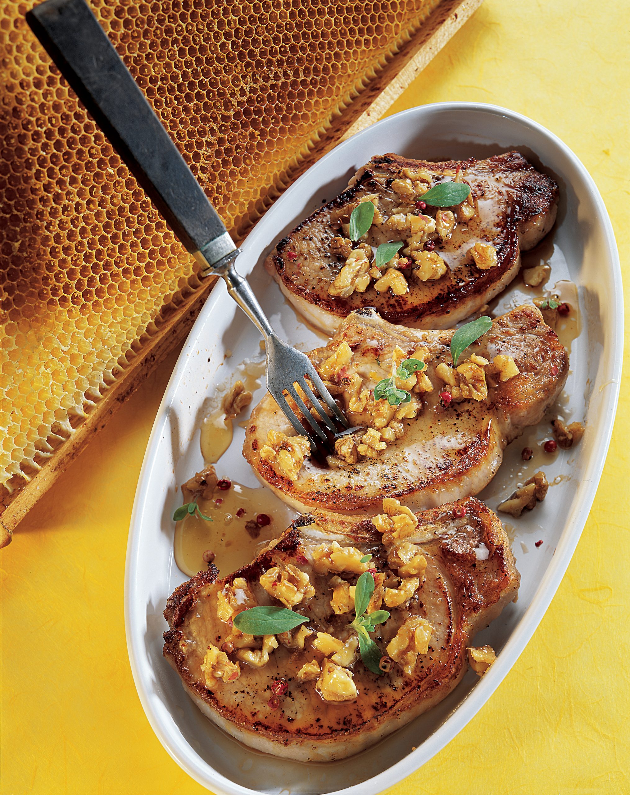 Schweinskoteletts mit Honig-Nuss-Kruste