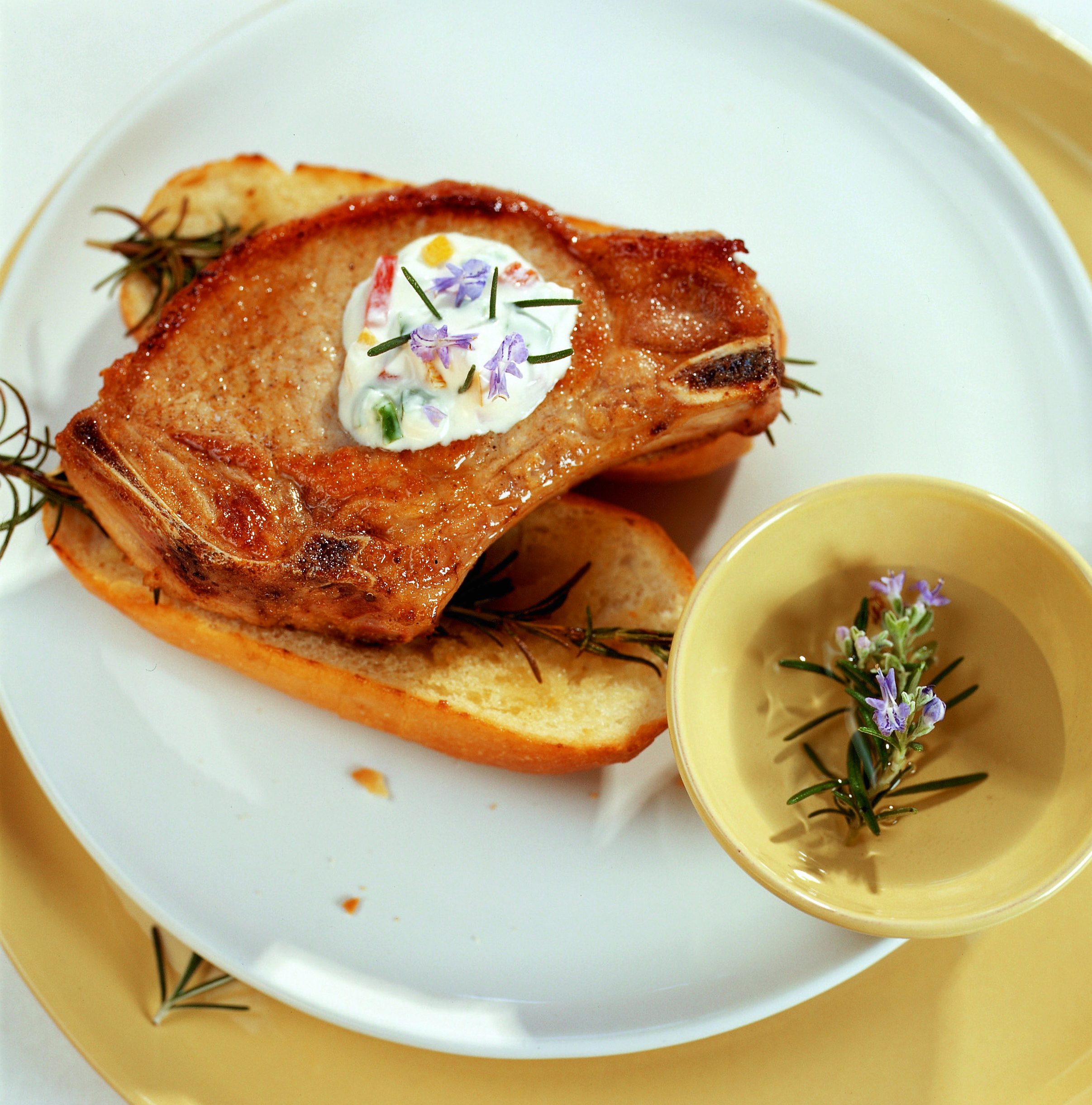 Schweinskoteletts mit Peperoni-Quark