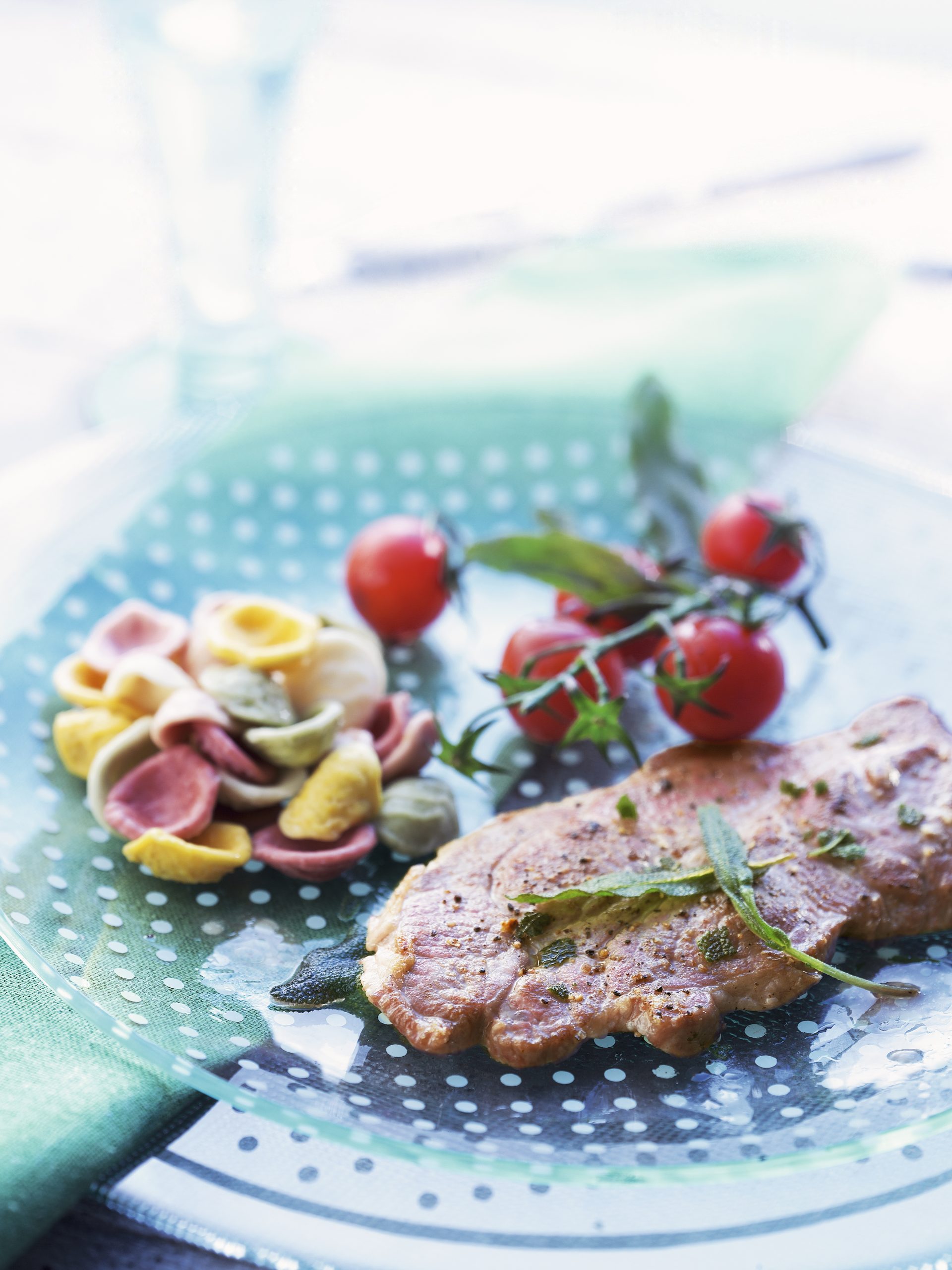 Escalopes de porc et tomates cerise au jus de sauge