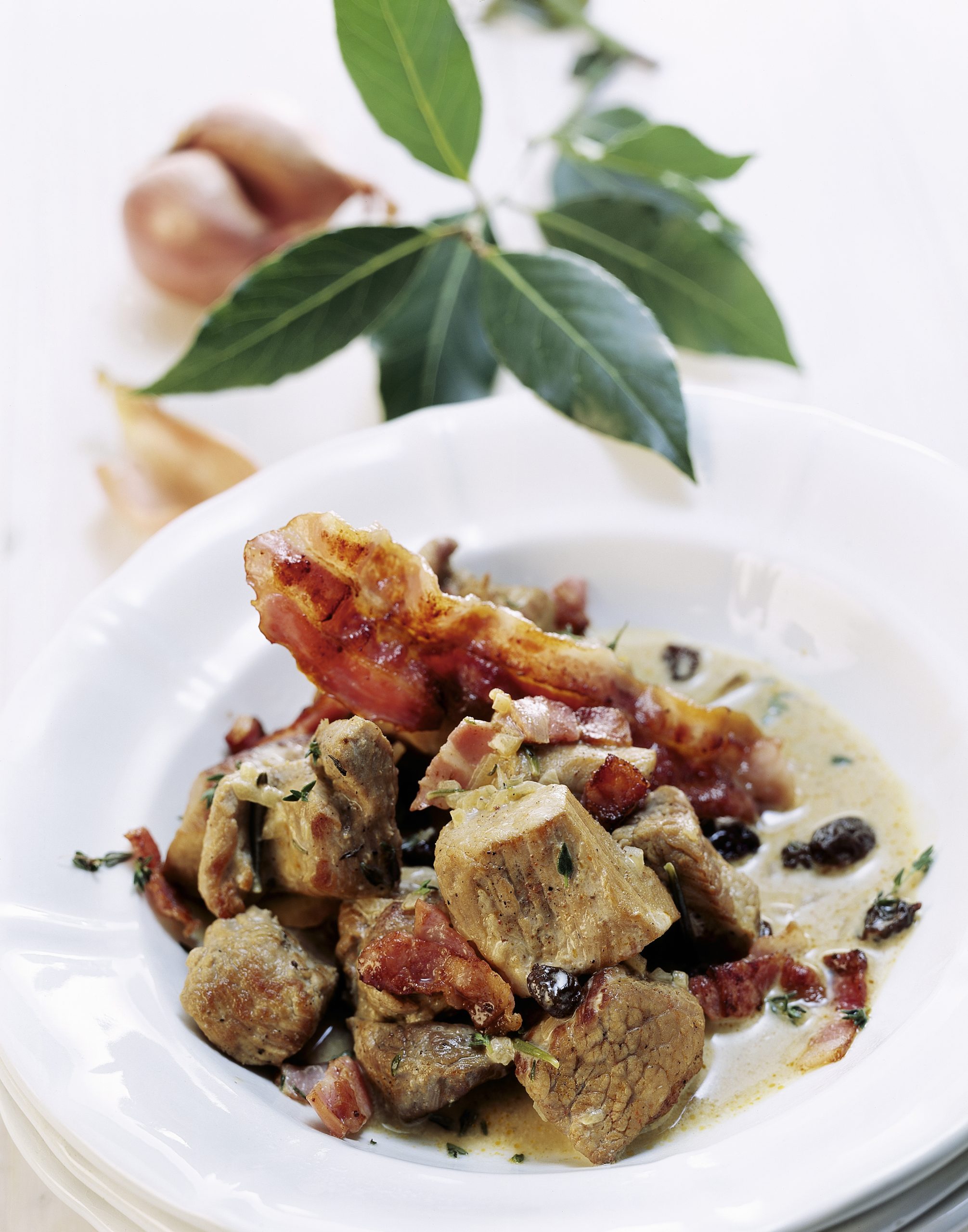 Ragoût de porc sauce au lard et aux raisins secs