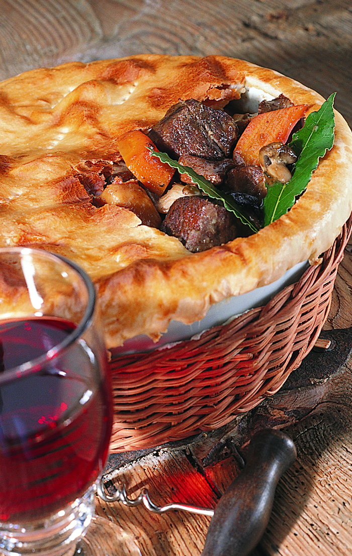 Schweinsragout unter der Teigkruste