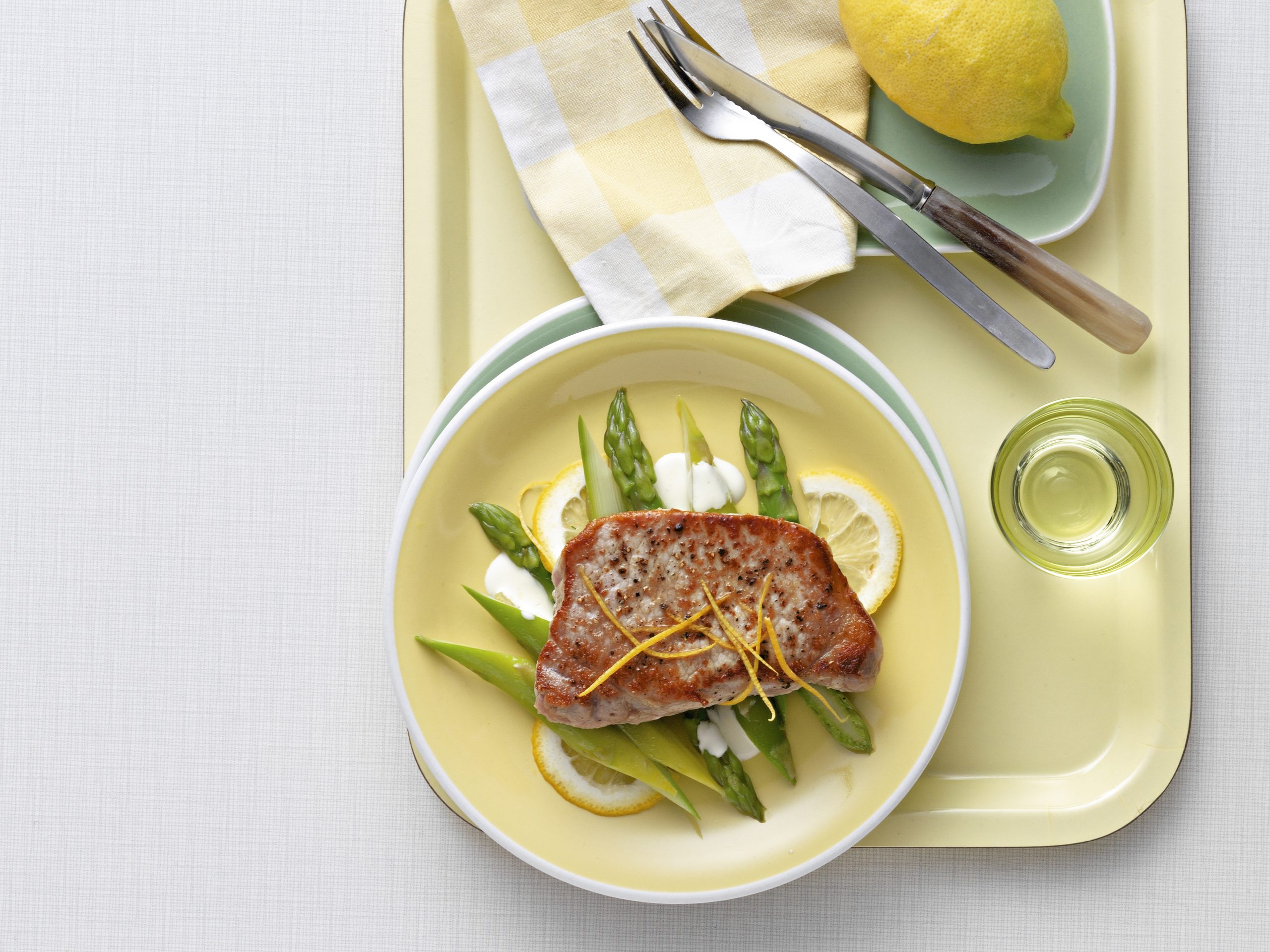 Steak de porc aux asperges citronnées