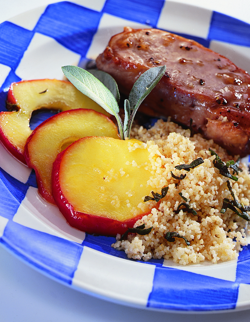 Schweinssteaks mit Äpfeln und Salbei-Couscous