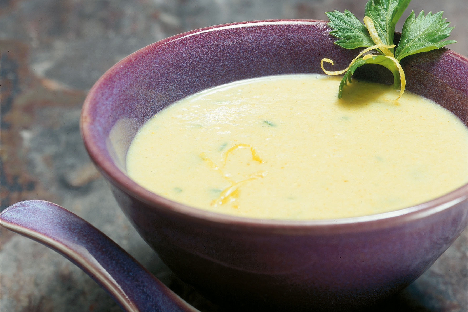 Sellerie-Crèmesuppe mit Zitronenknusperli