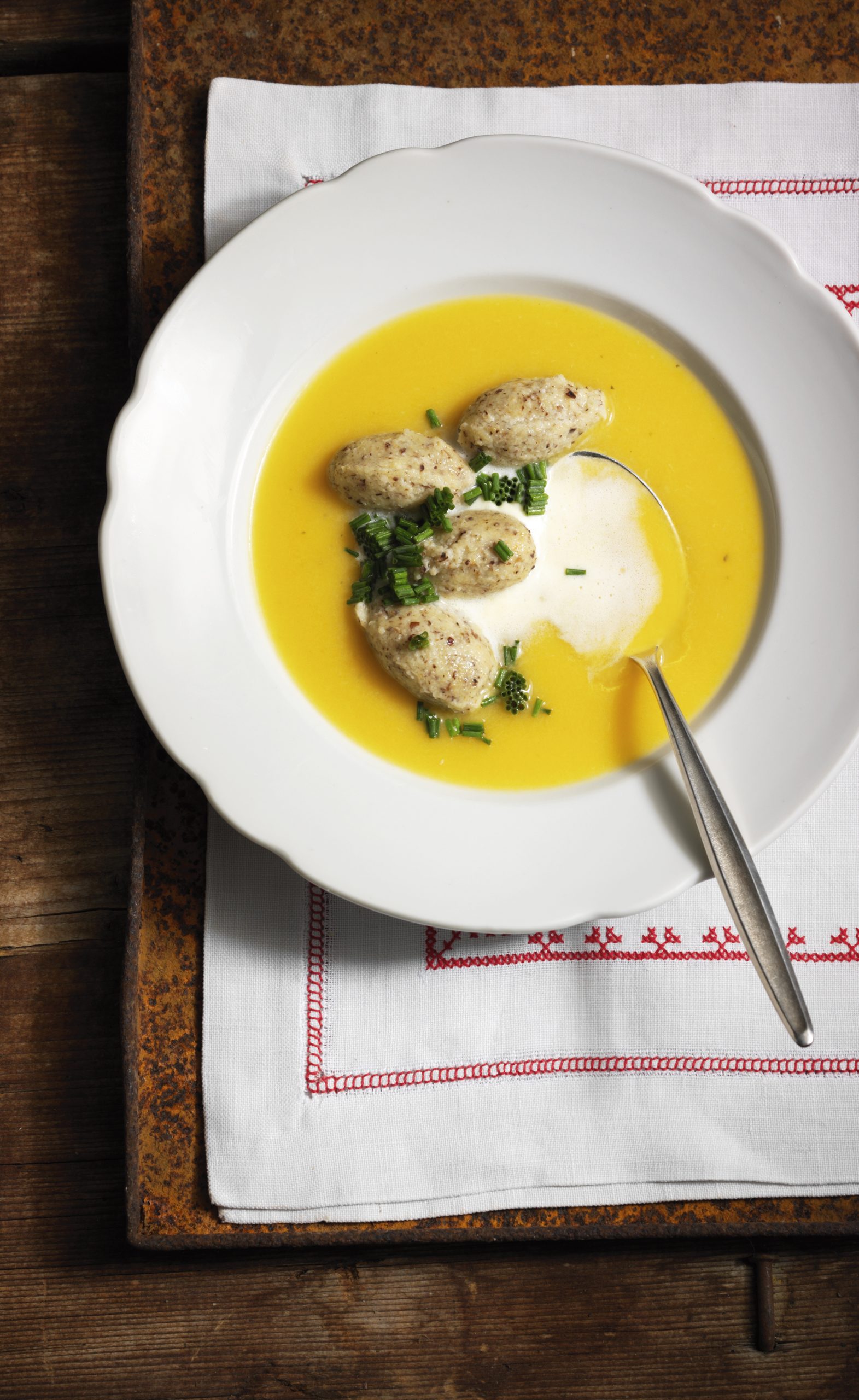 Soupe de céleri et mini-quenelles aux noisettes