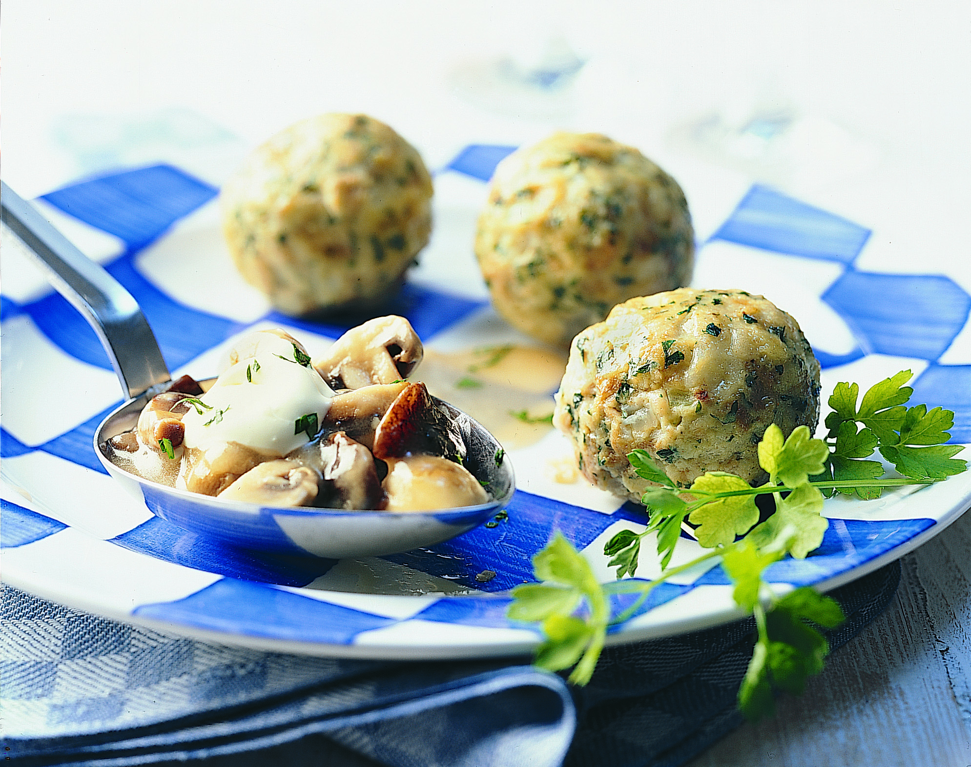 Semmelknödel (boulettes de pain) et sauce aux champignons