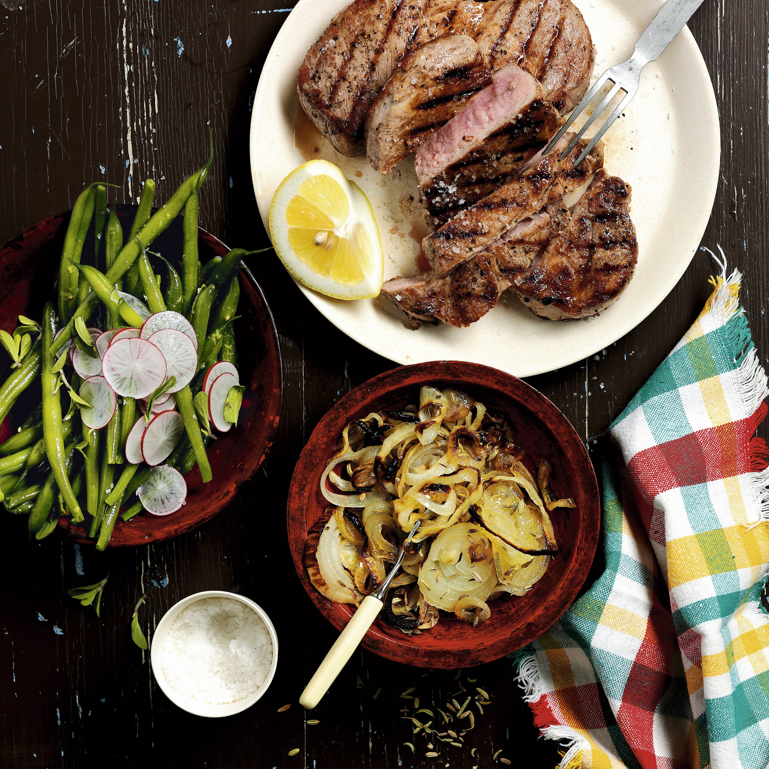 Senf-Steak vom Grill mit Honig-Zwiebeln