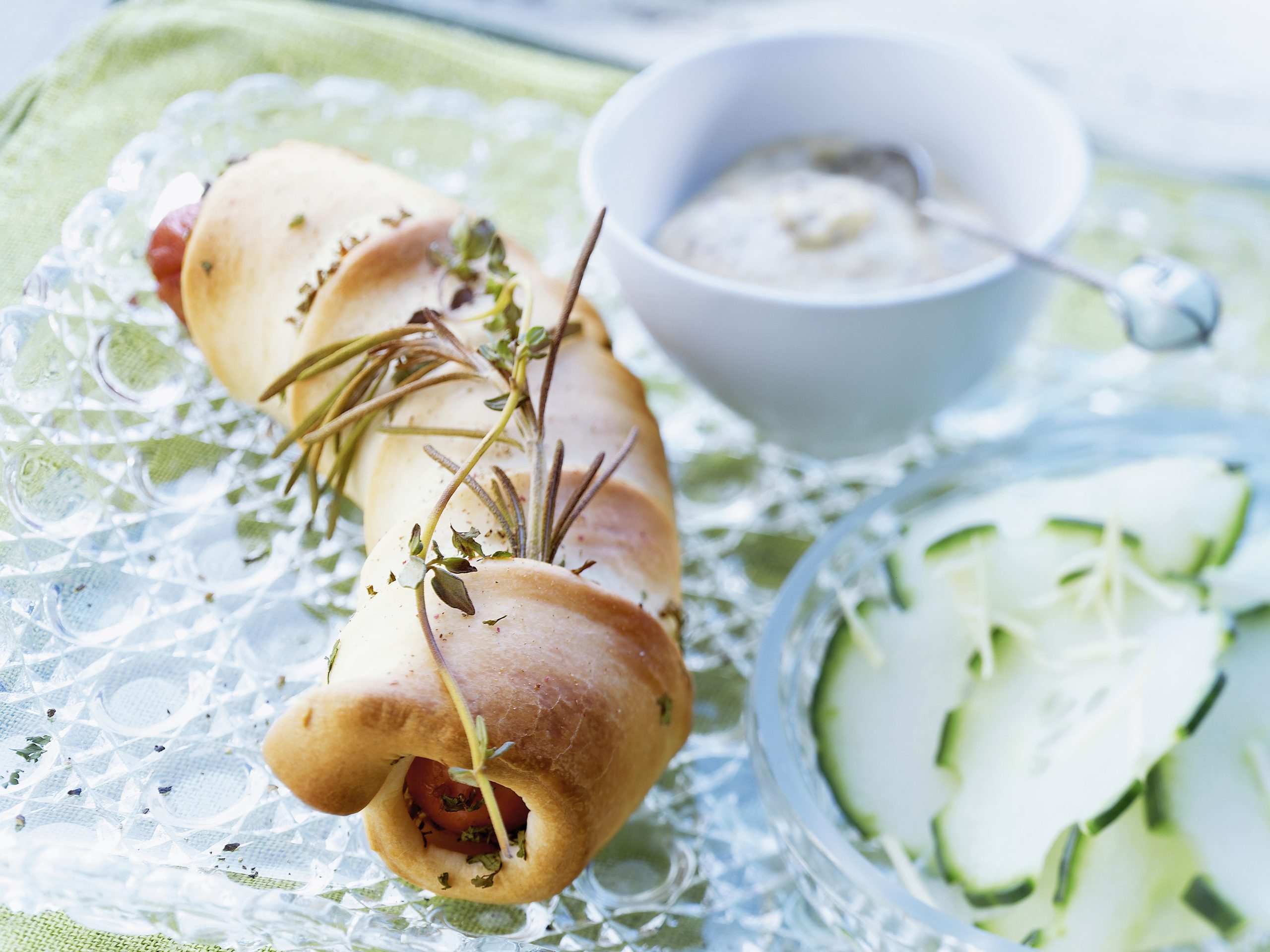 Serpentins de petites saucisses à la moutarde et salade de concombres