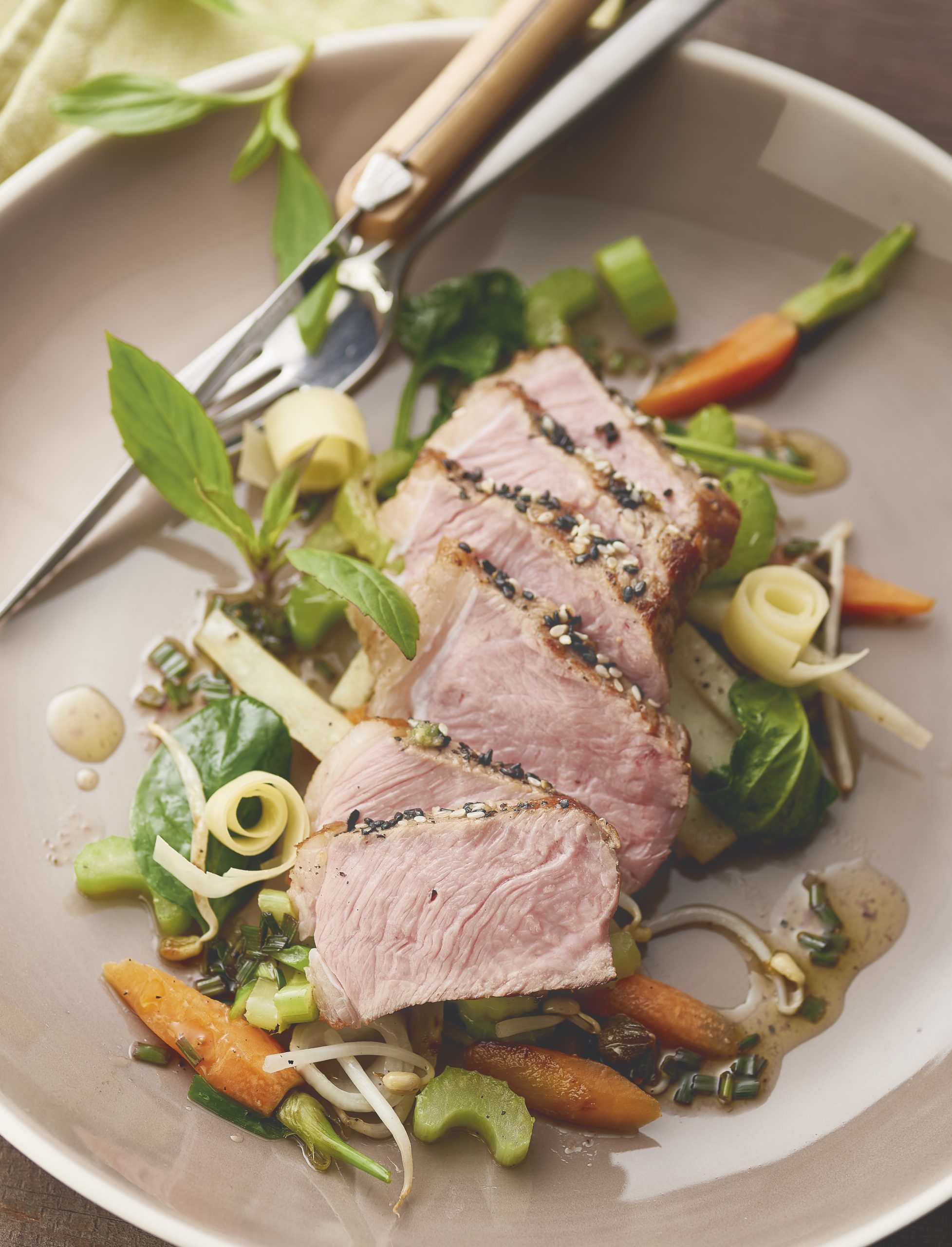 Sesam-Tagliata auf Gemüsebett