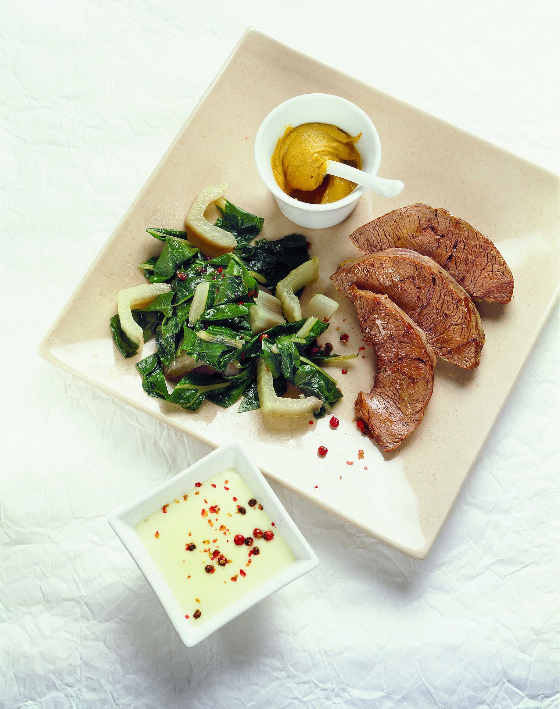Bouilli et côtes de bette, sauce au poivre