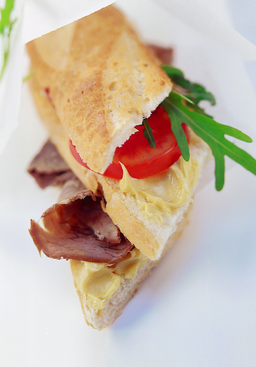 Siedfleisch-Sandwich mit Senfbutter und Rucola