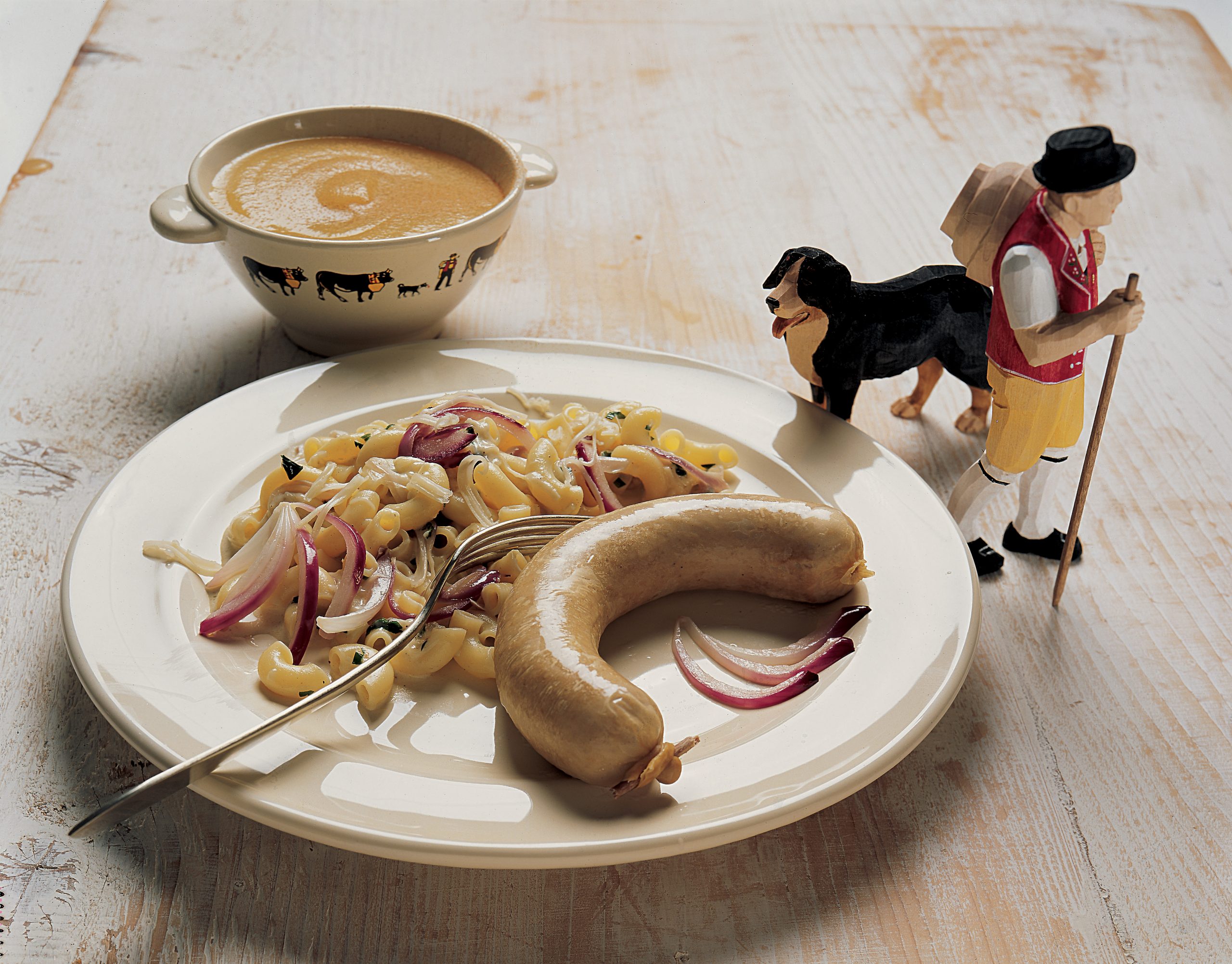 Saucisse à bouillir cornettes au fromage et purée de pommes