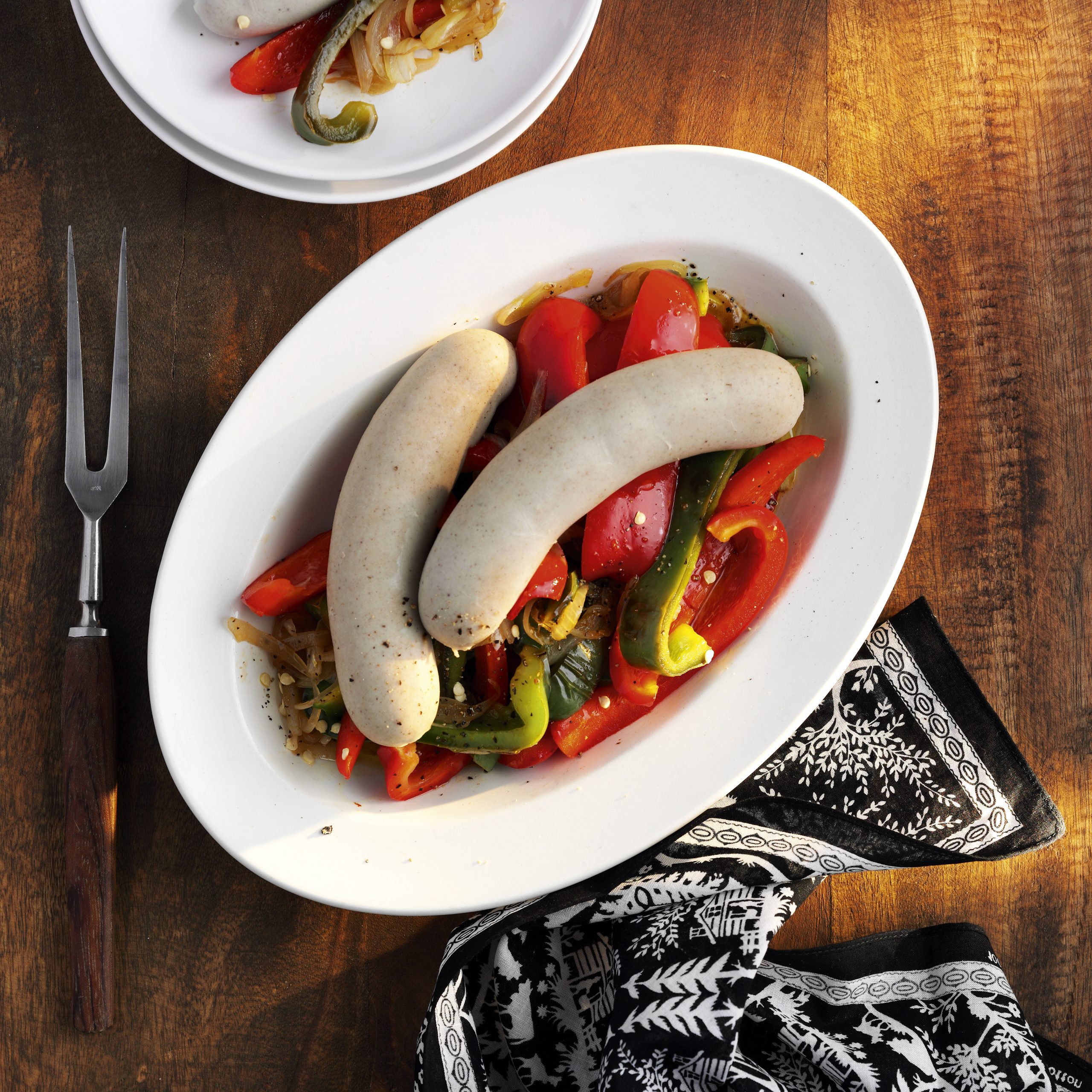 Siedwurst mit gebratenen Peperoni