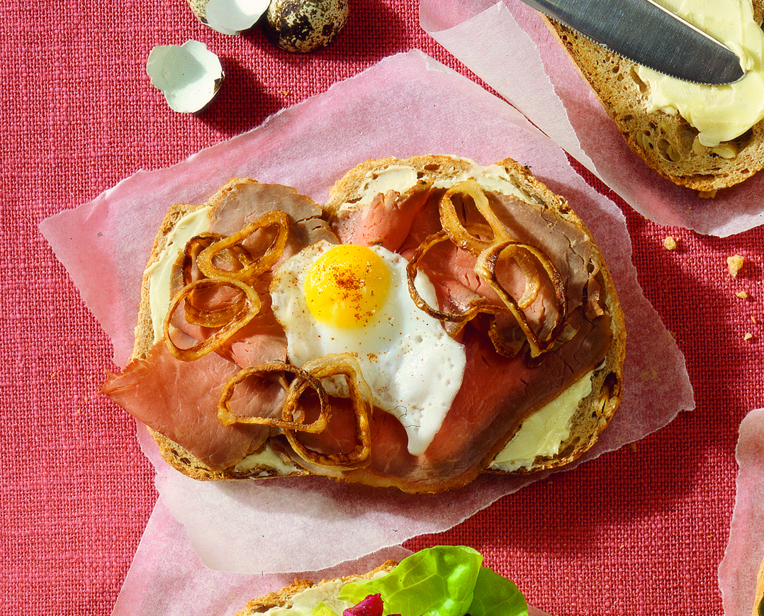Smørrebrød mit Roastbeef und Spiegelei