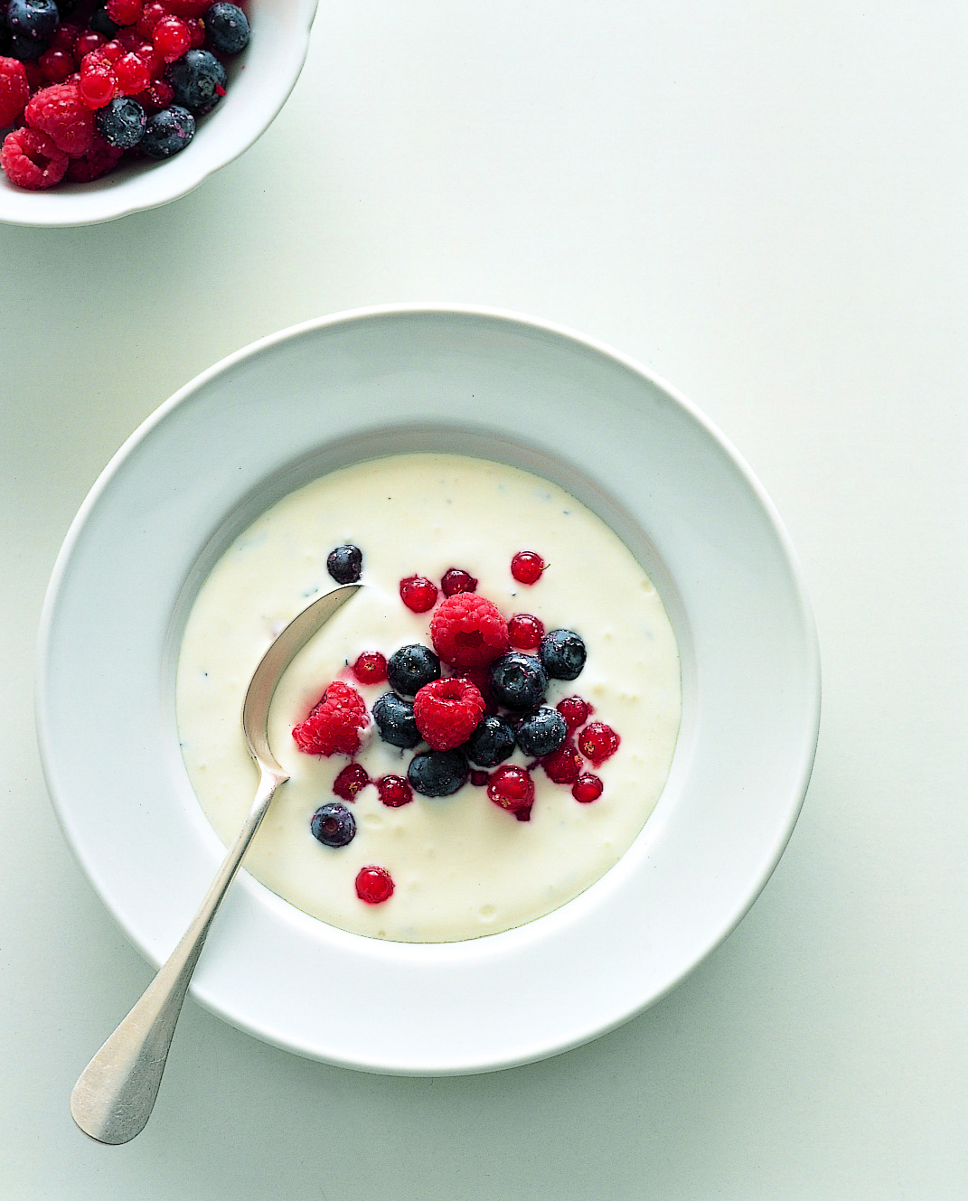 Sommerbeeren mit Minze in Sauermilch