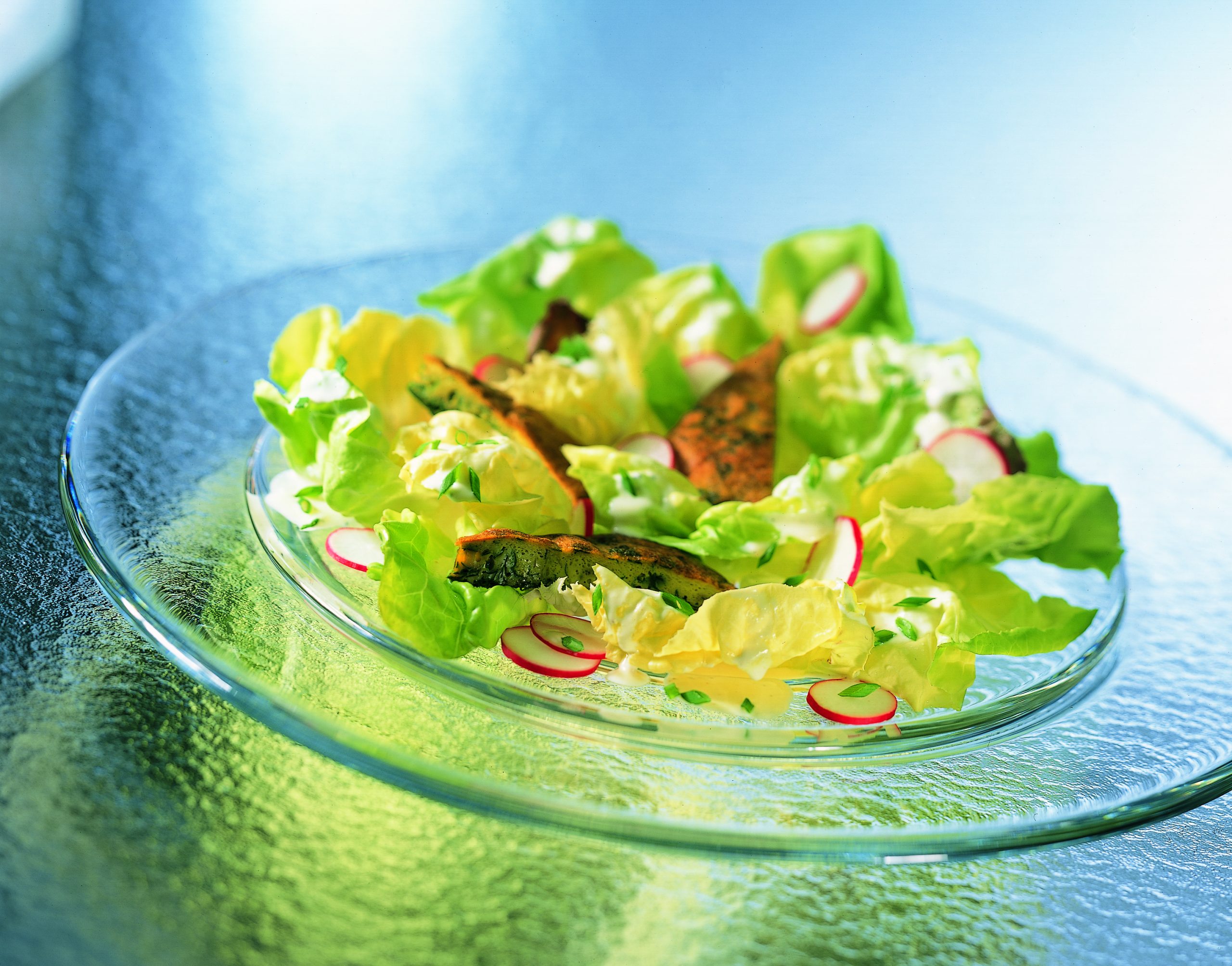 Sommersalat mit grüner Omelette