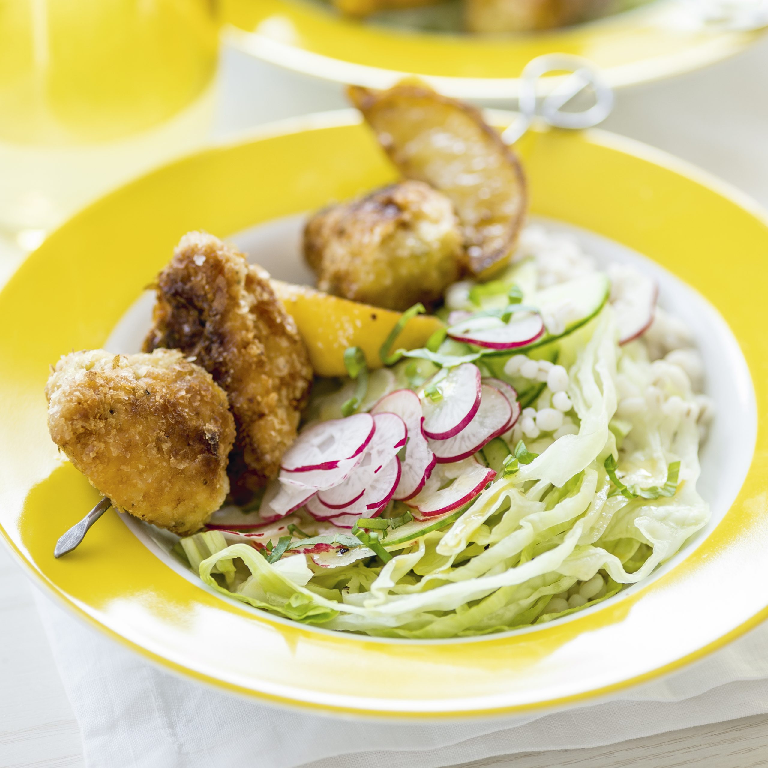 Salade d'été et brochettes de poulet pané