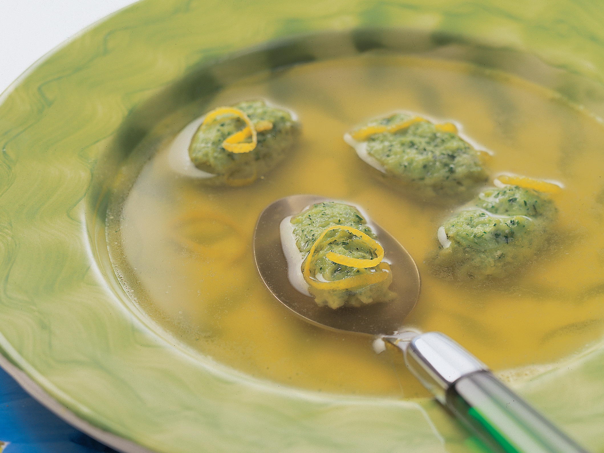 Sommersüppchen mit Frischkäse-Quenelles