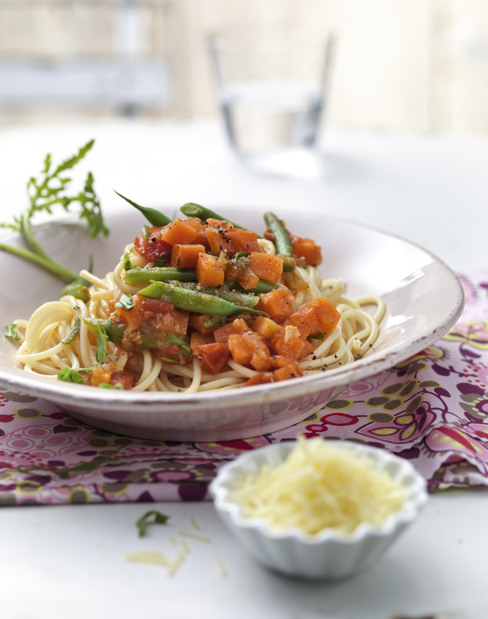 Spaghetti aux légumes et à la roquette