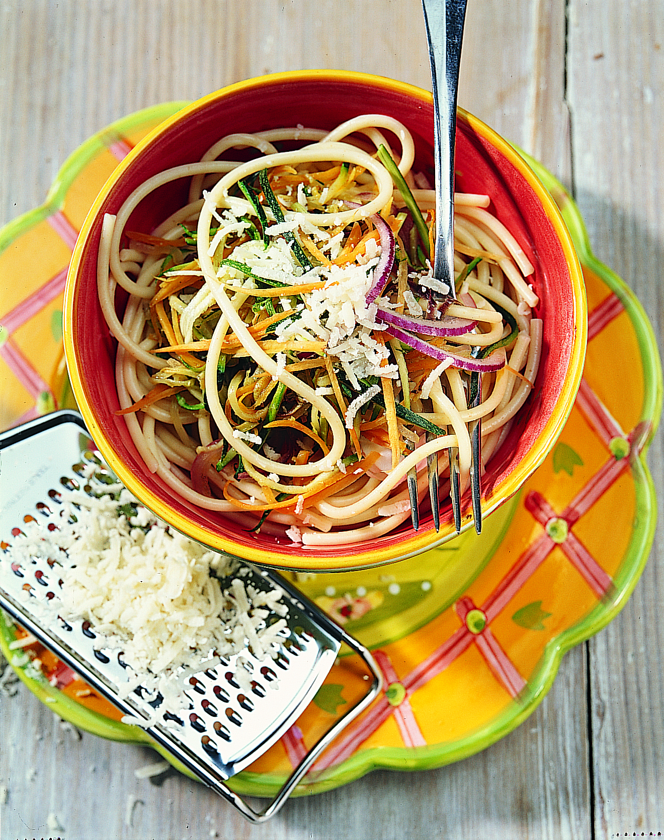 Spaghetti aux légumes, au sésame et au Sbrinz