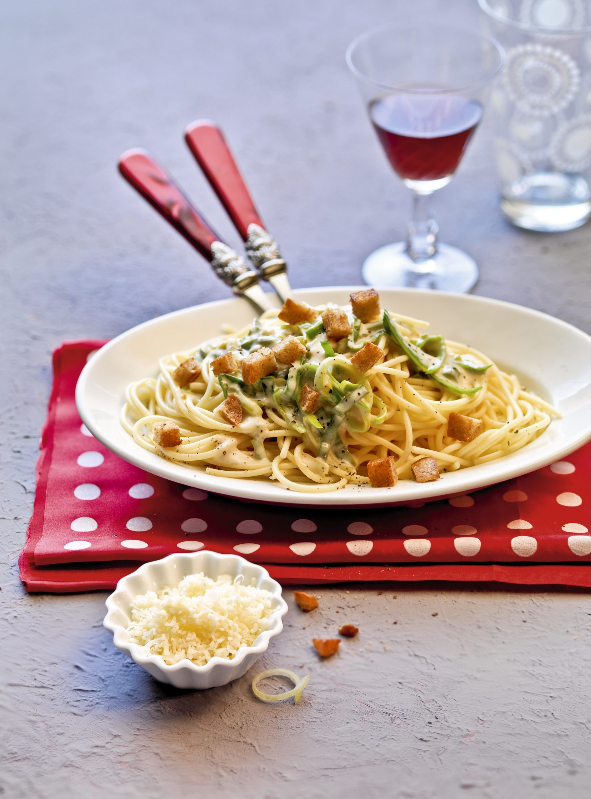 Spaghetti au fromage, au poireau et aux croûtons