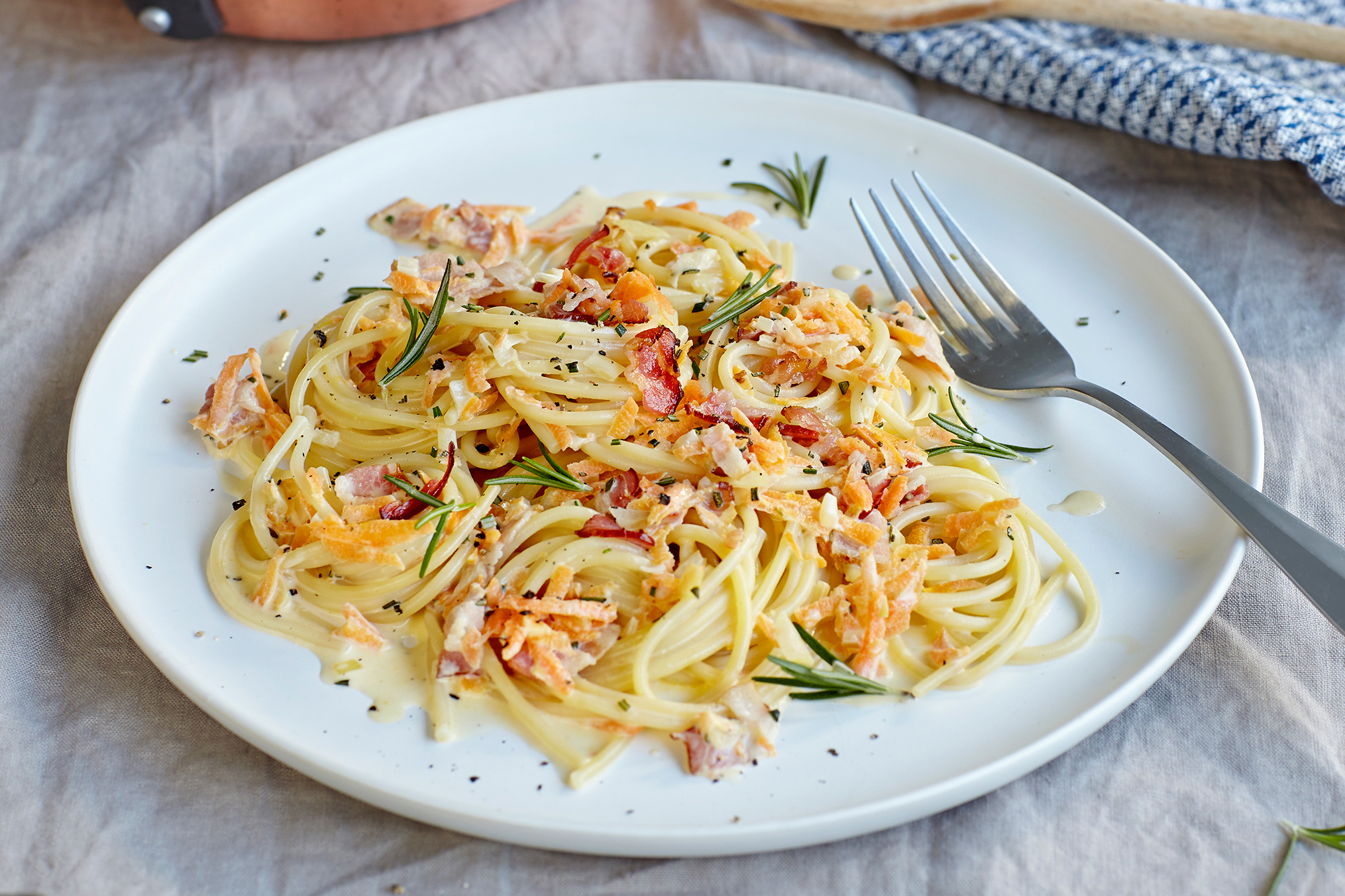Spaghetti mit Rüebli-Speck-Sauce