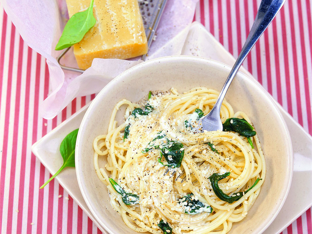 Spaghettis aux pousses d'épinards et sauce sésame