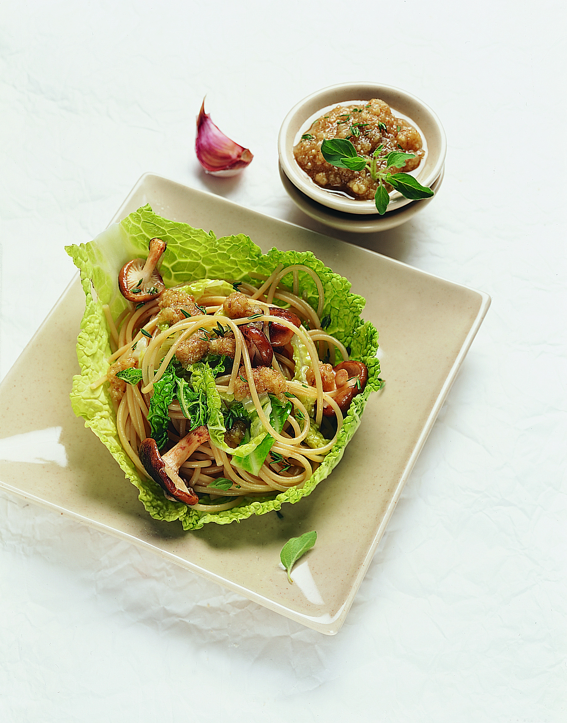 Spaghetti mit Wirz, Shiitake und Baumnusspesto